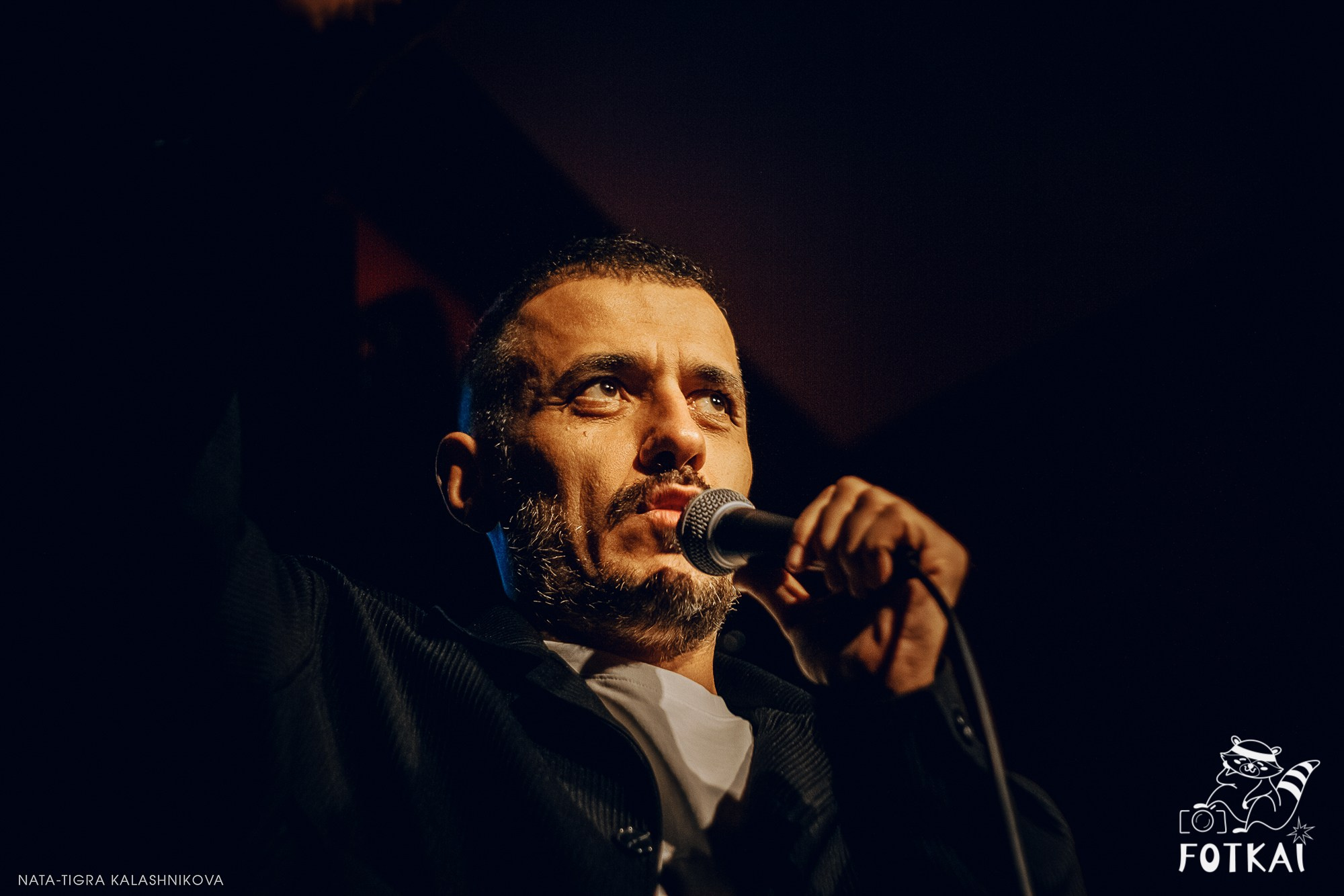 Eduard Matsaberidze en Madrid 14 de febrero 2026 — fotos del show de stand-up | FOTKAI