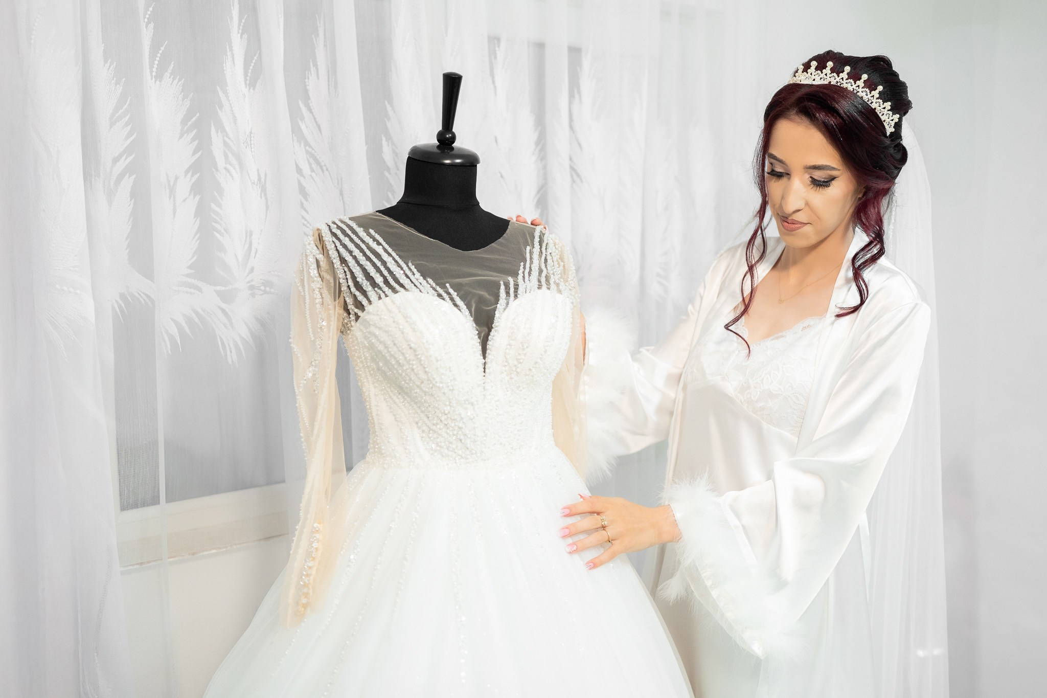 Rochia de mireasa este extrem de importanta, iar noi tinem ca mireasa sa aibe aceasta amintire prin fotografii