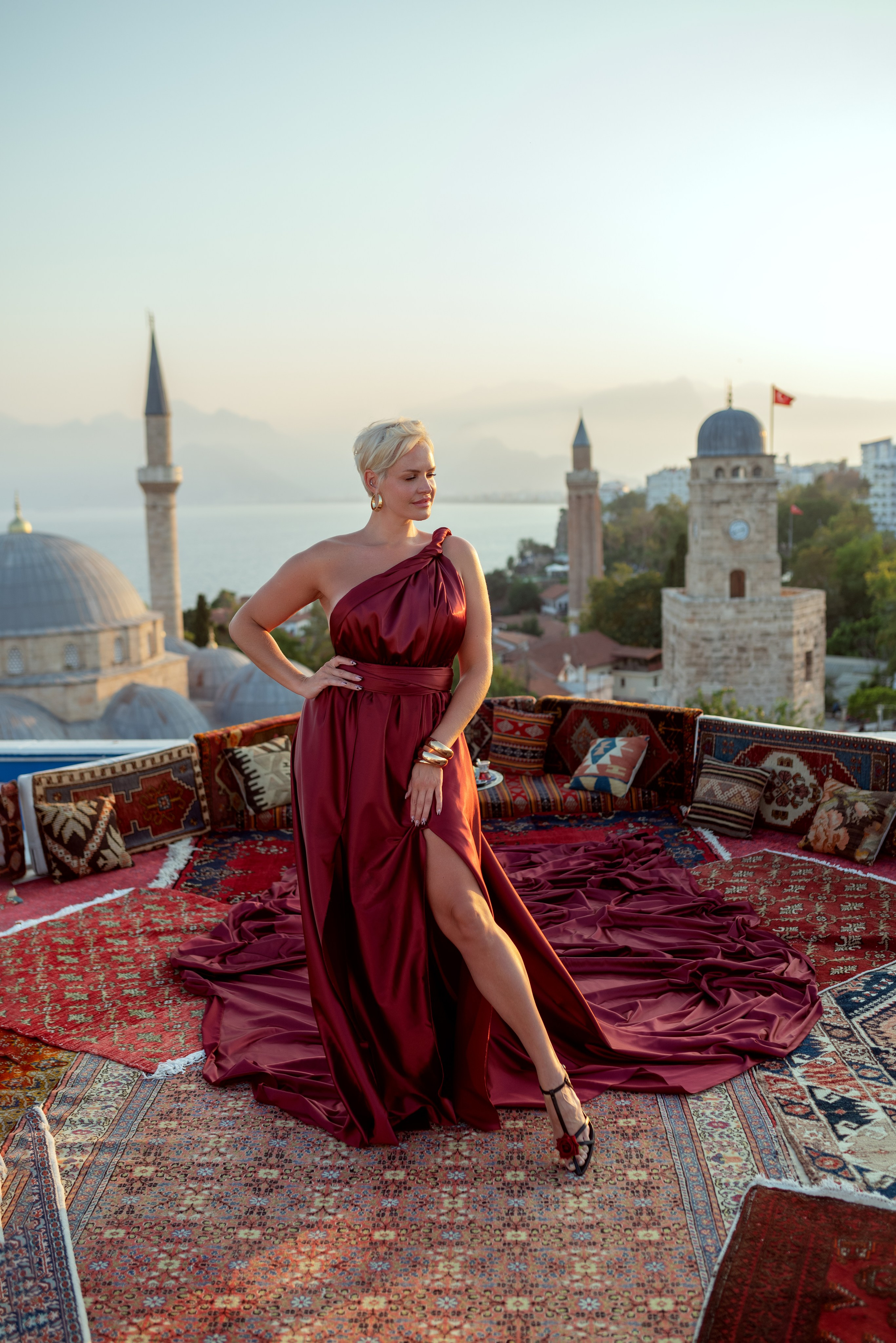 фото девушки на крыше с коврами в Турции Анталья