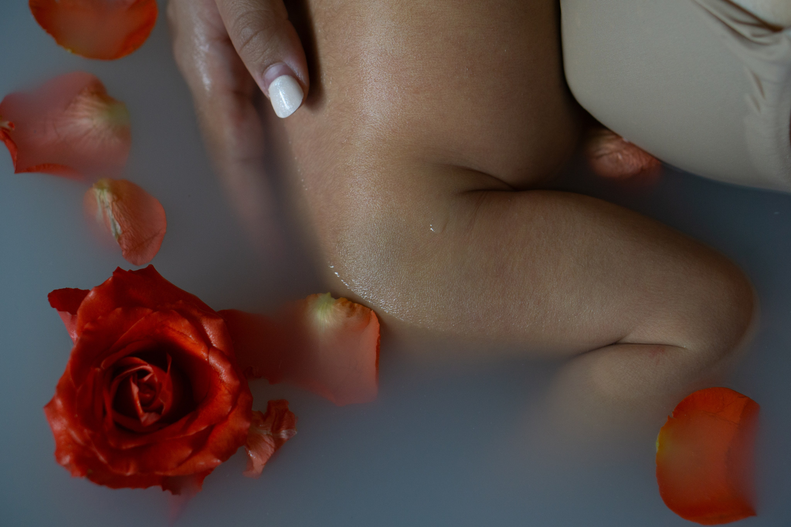 Monika, Pool newborn shooting. Family photographer Aargau Zurich