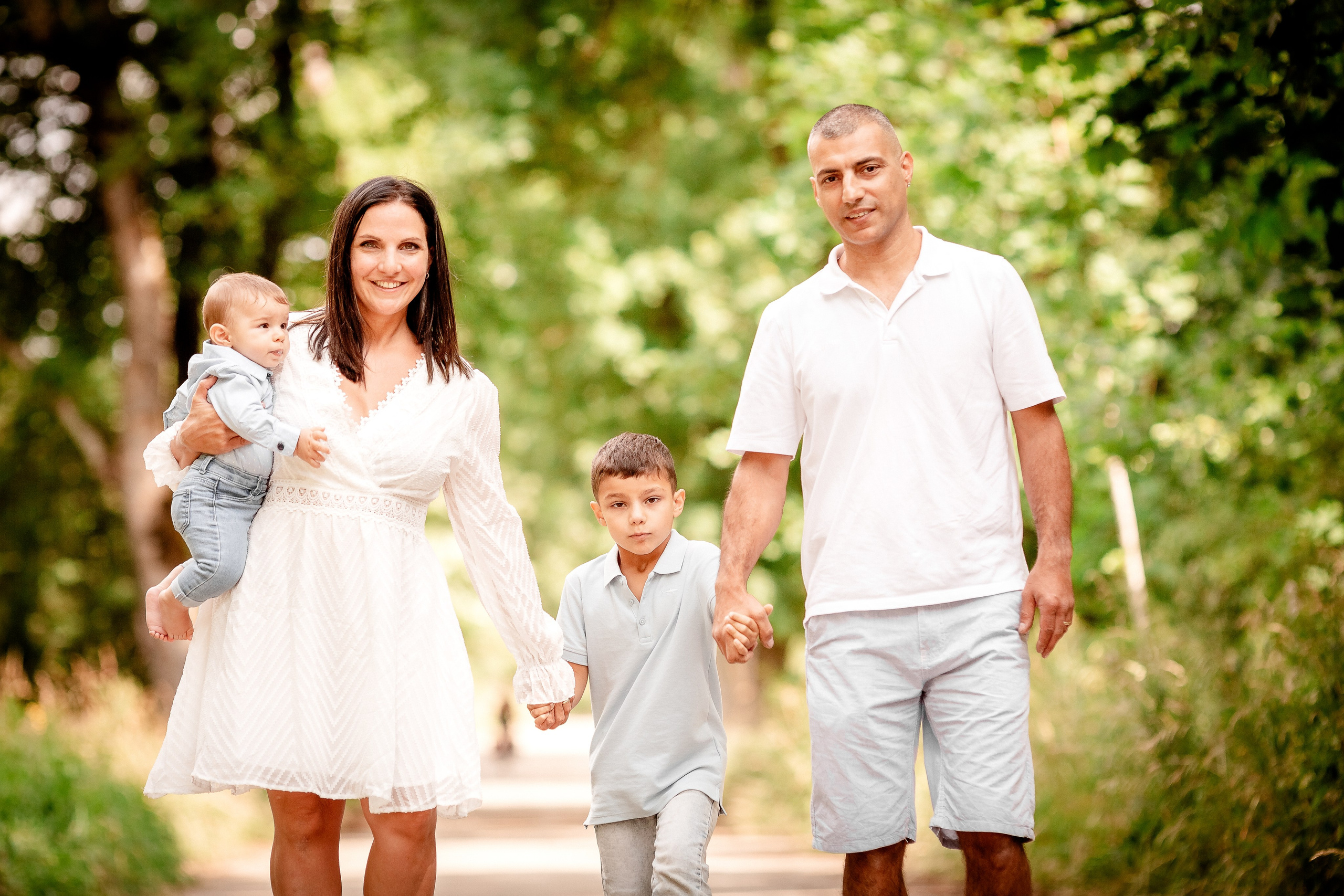 Natürliche Familienbilder am Sommer. Professionele fotografin in Münsingen Olesia Wegele