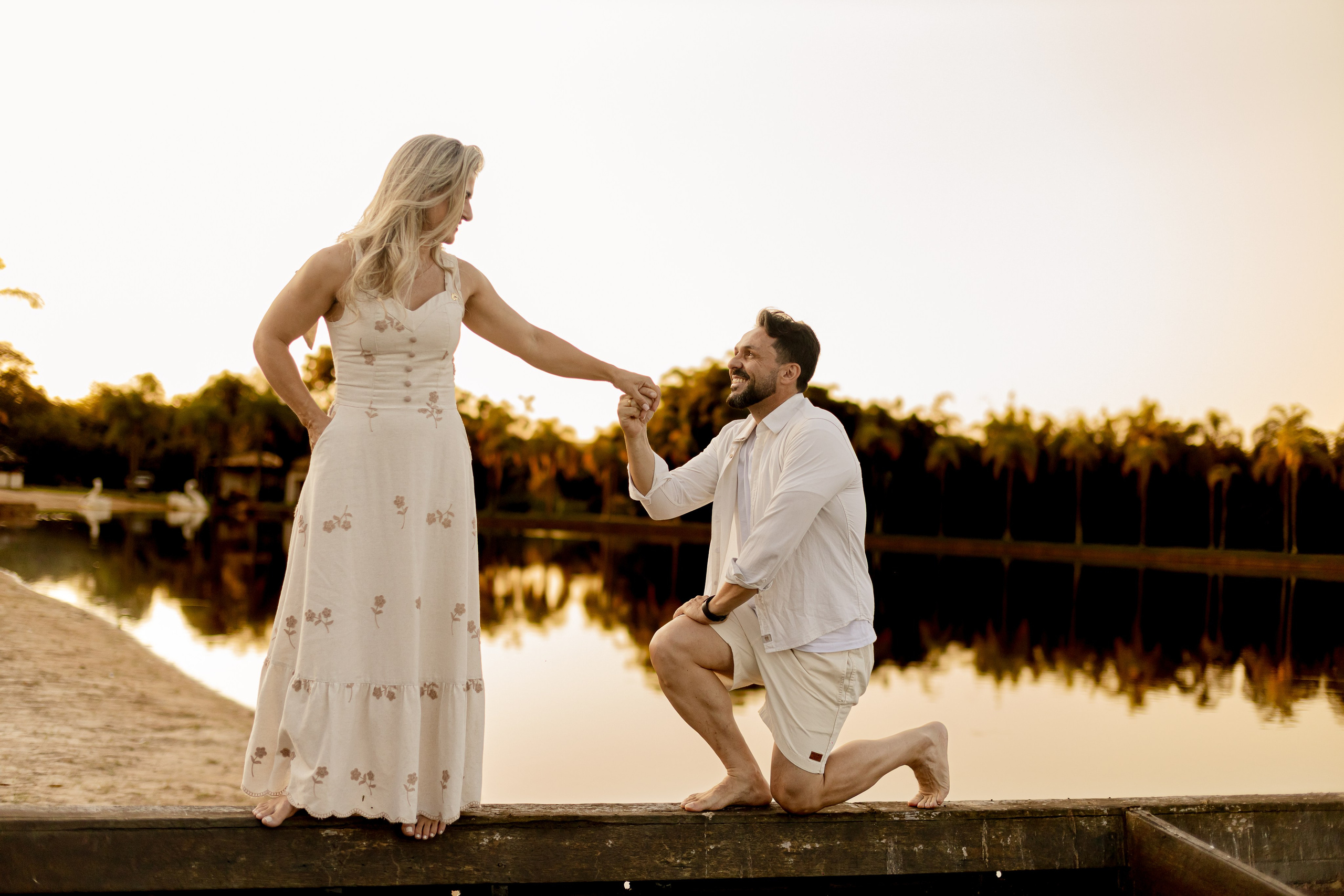 Ensaio Pré-Wedding no Interior Paulista com Lago, Areia e Pôr do Sol | Studio Melk. Tela cheia