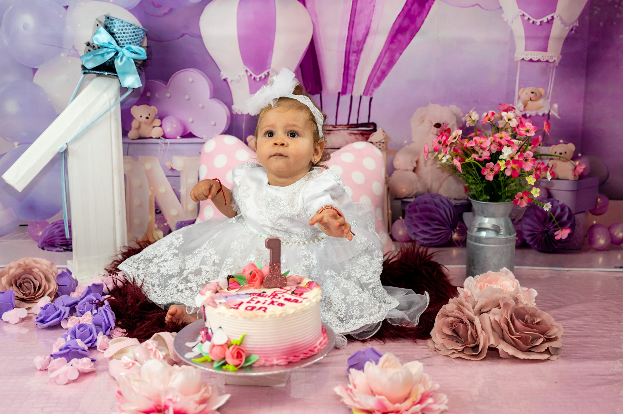 Smash the cake. Lucia Adam Family Photography