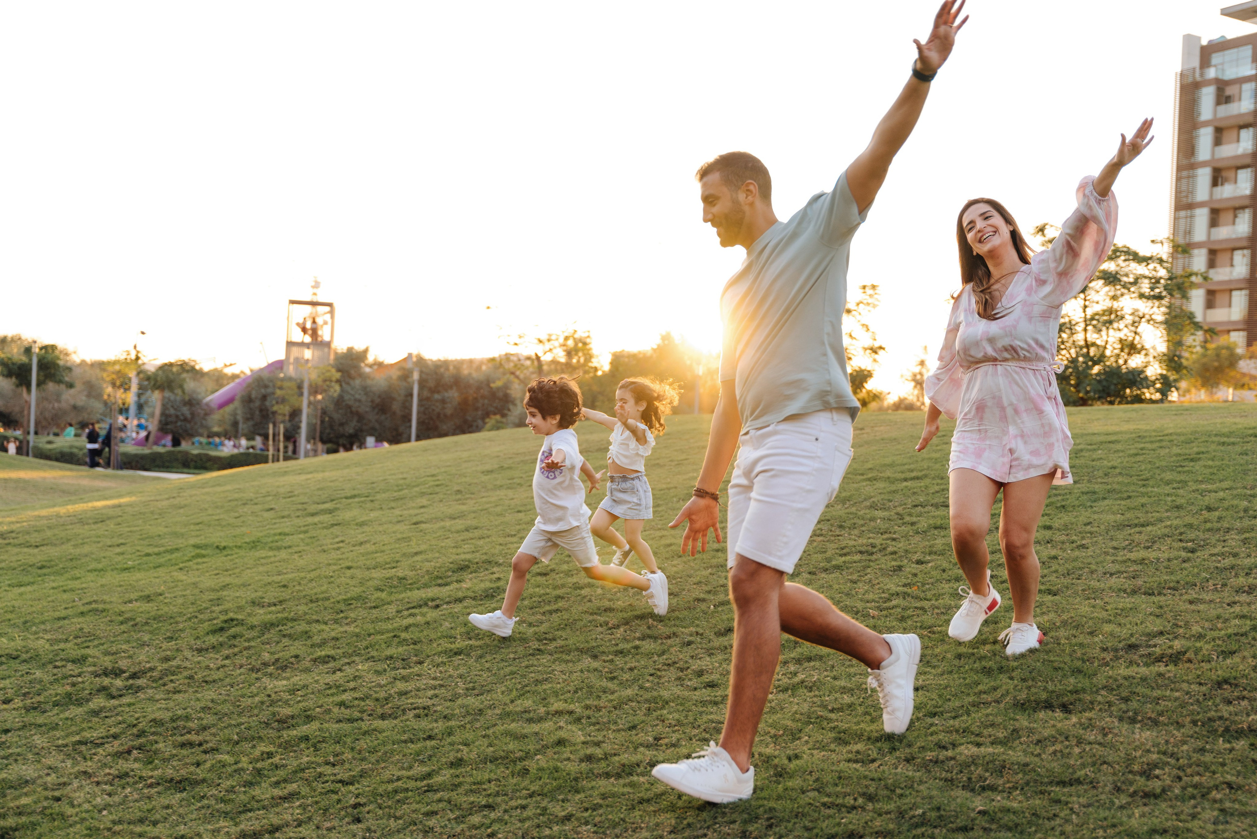 Family fun and play in the park. Angela Iakovleva — Family Photographer in Dubai