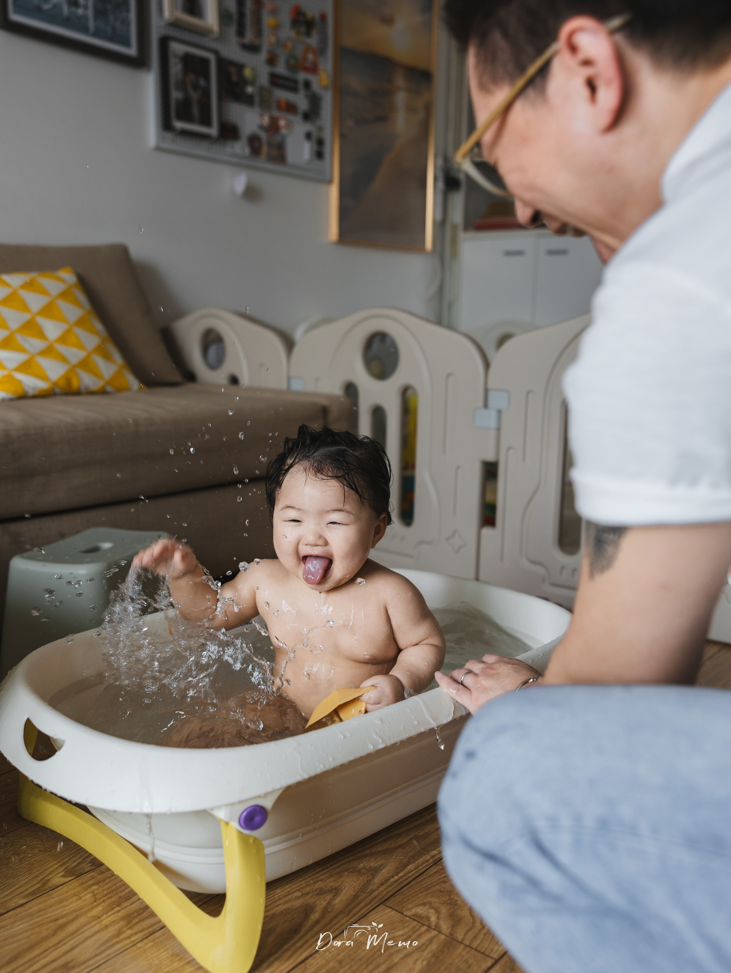 During the family photoshoot in Shanghai, dad gave his 8-month-old baby a bath, and the little one happily splashed around.