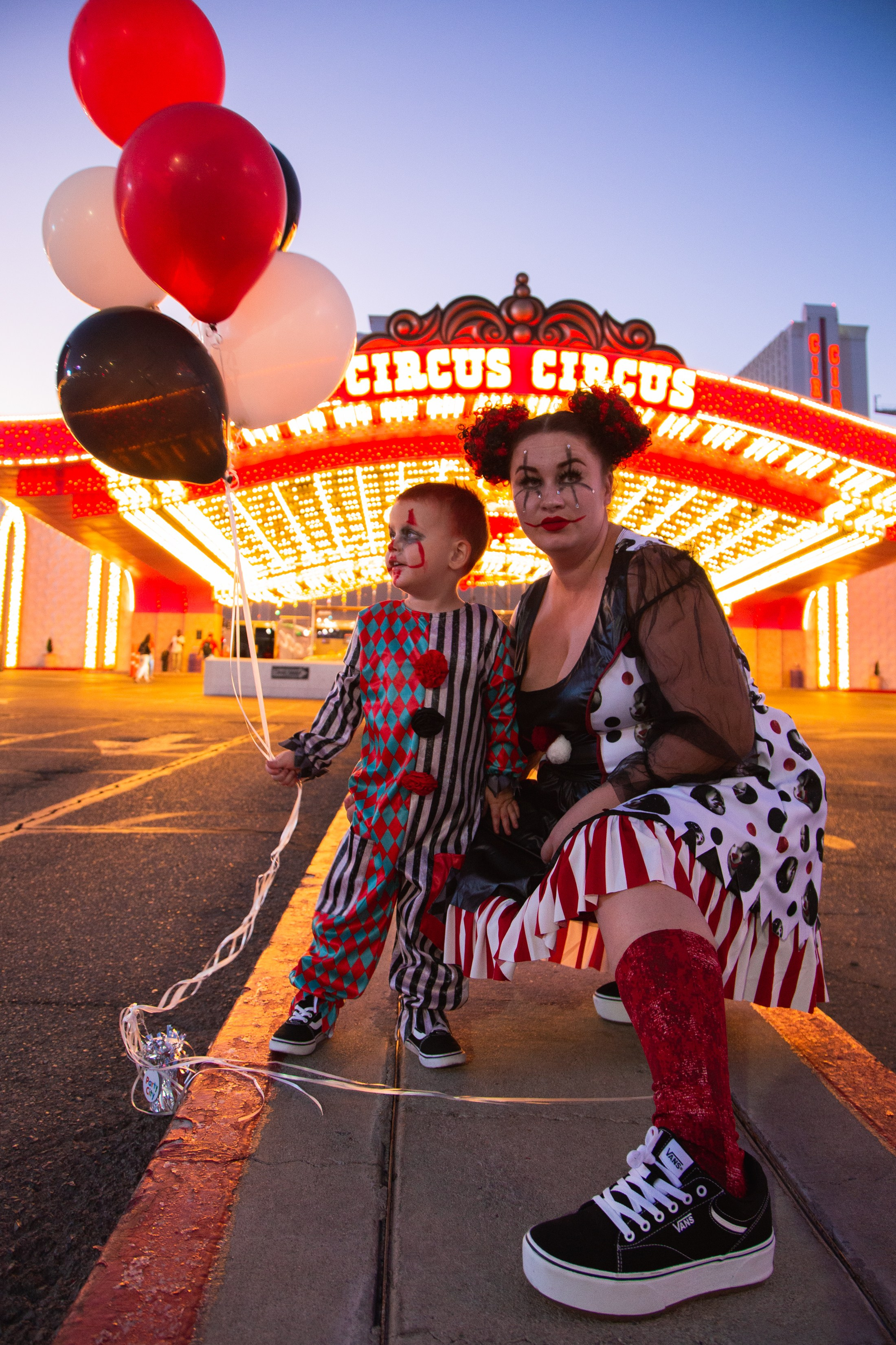 Crazy clowns. Wedding & elopement photographer Viktoriya Kravtsov. Las Vegas