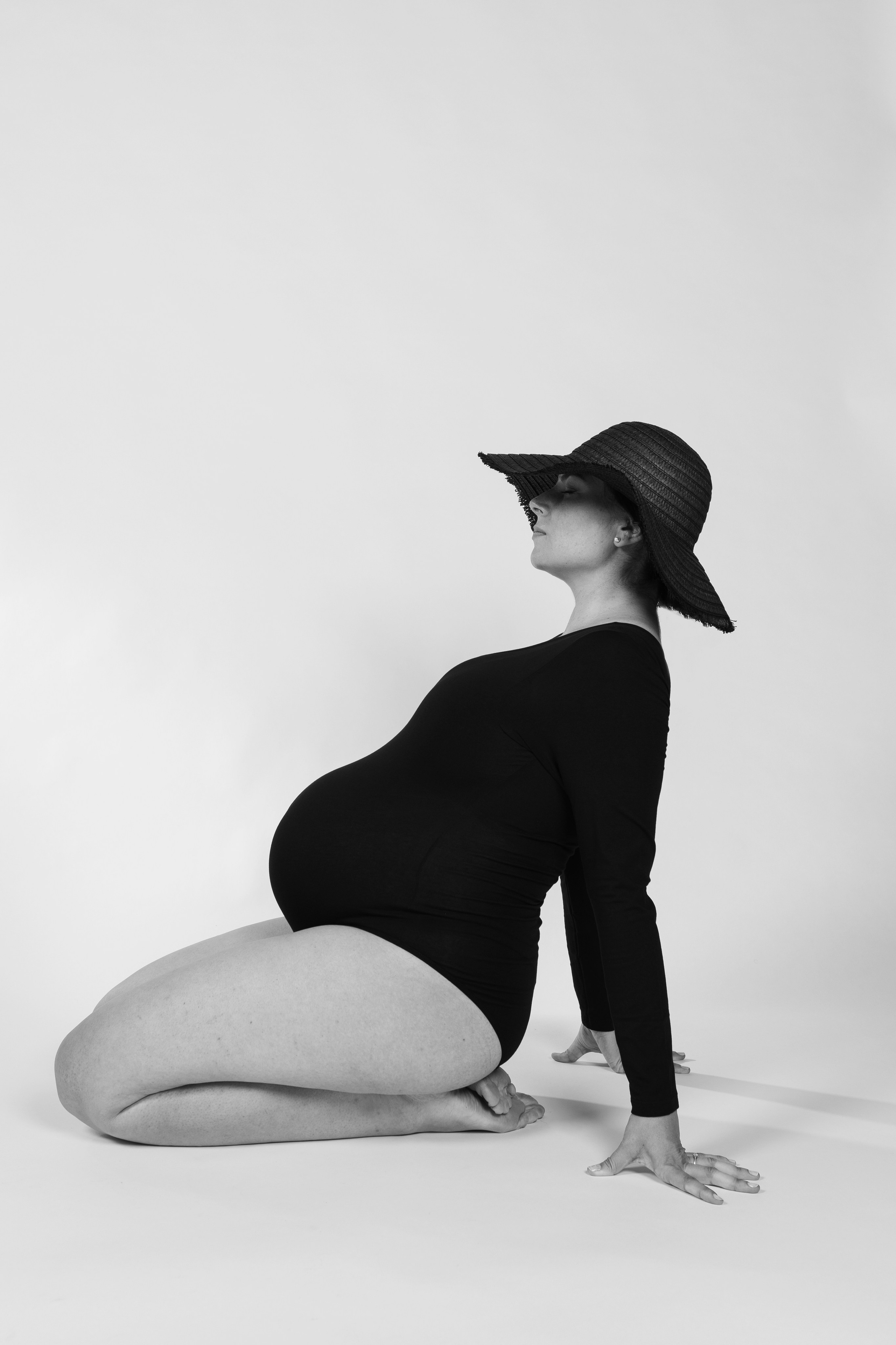 Retrato de embarazada en estudio con fondo liso – Rainbox, Torrejón de Ardoz