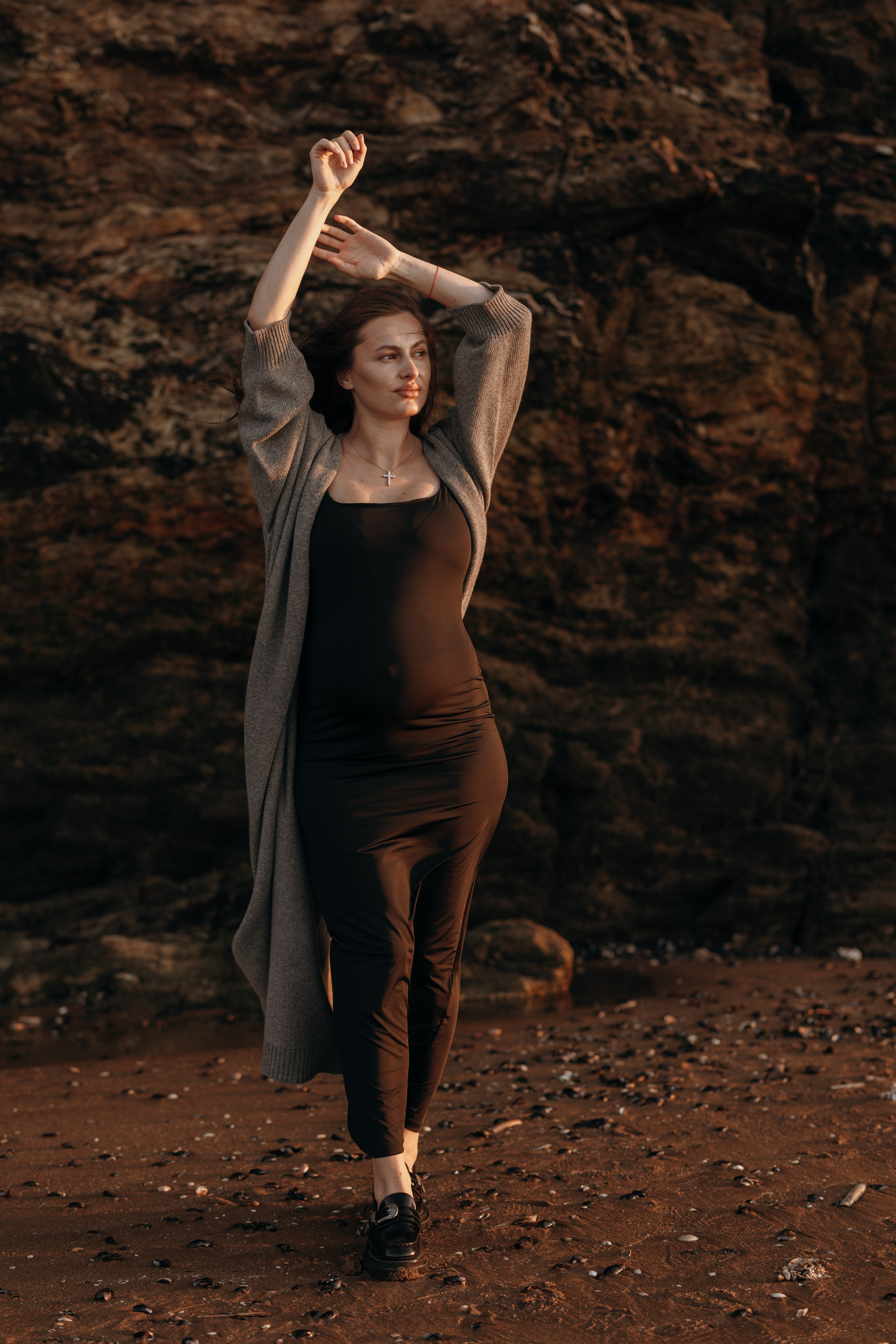 Sunset maternity photoshoot. Annah Louwagie — Lifestyle photographer for couples, families & brands | France & worldwide