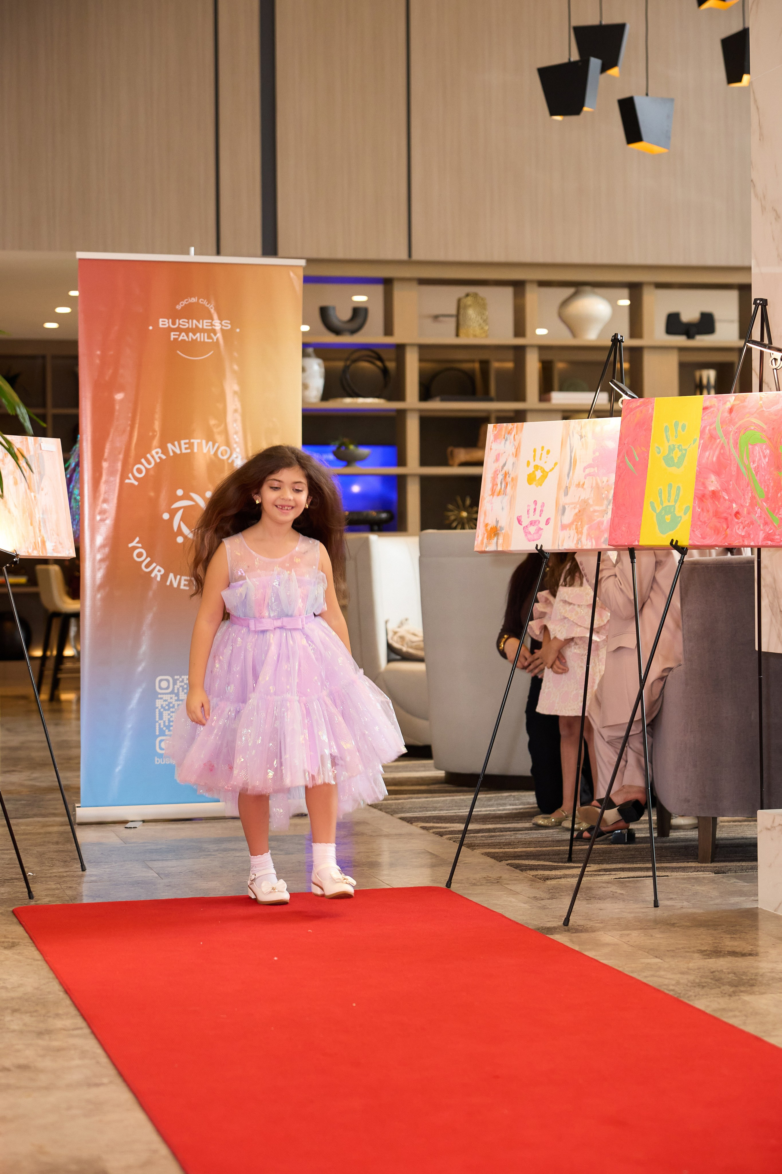 Авторская благотворительная художественная выставка Дианы Бортник. Фотограф Юлия Маковеева