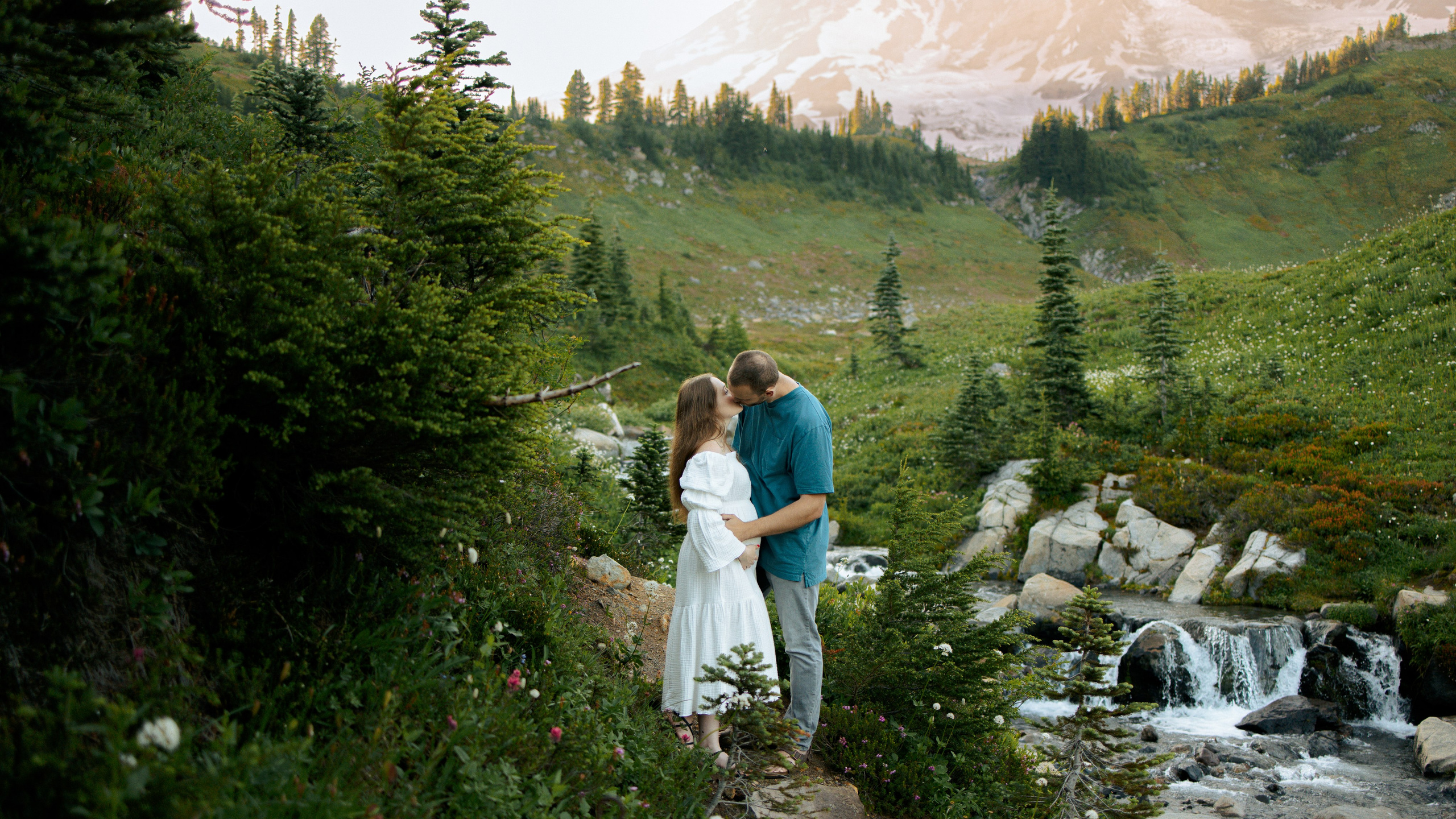 Embrace of Wildflowers. Family photographer Oregon — Washington
