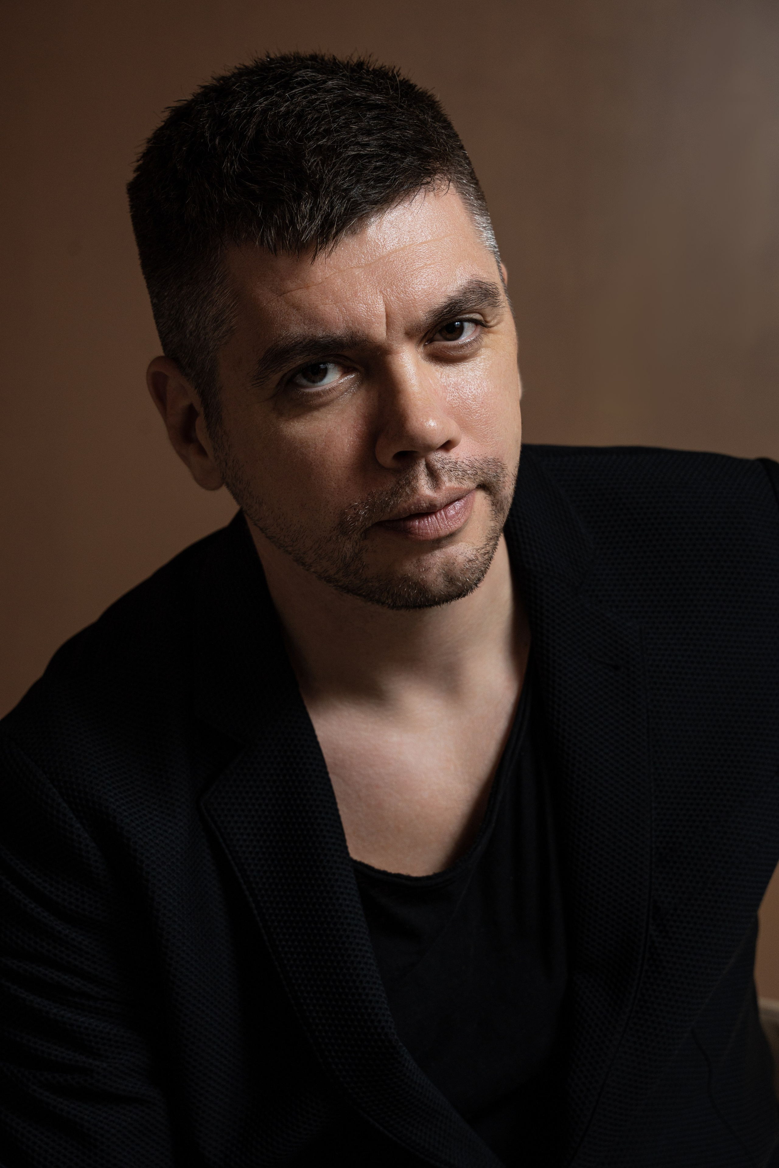 BUSINESS PORTRAIT. Photo and video production. Editing & retouching services. Training