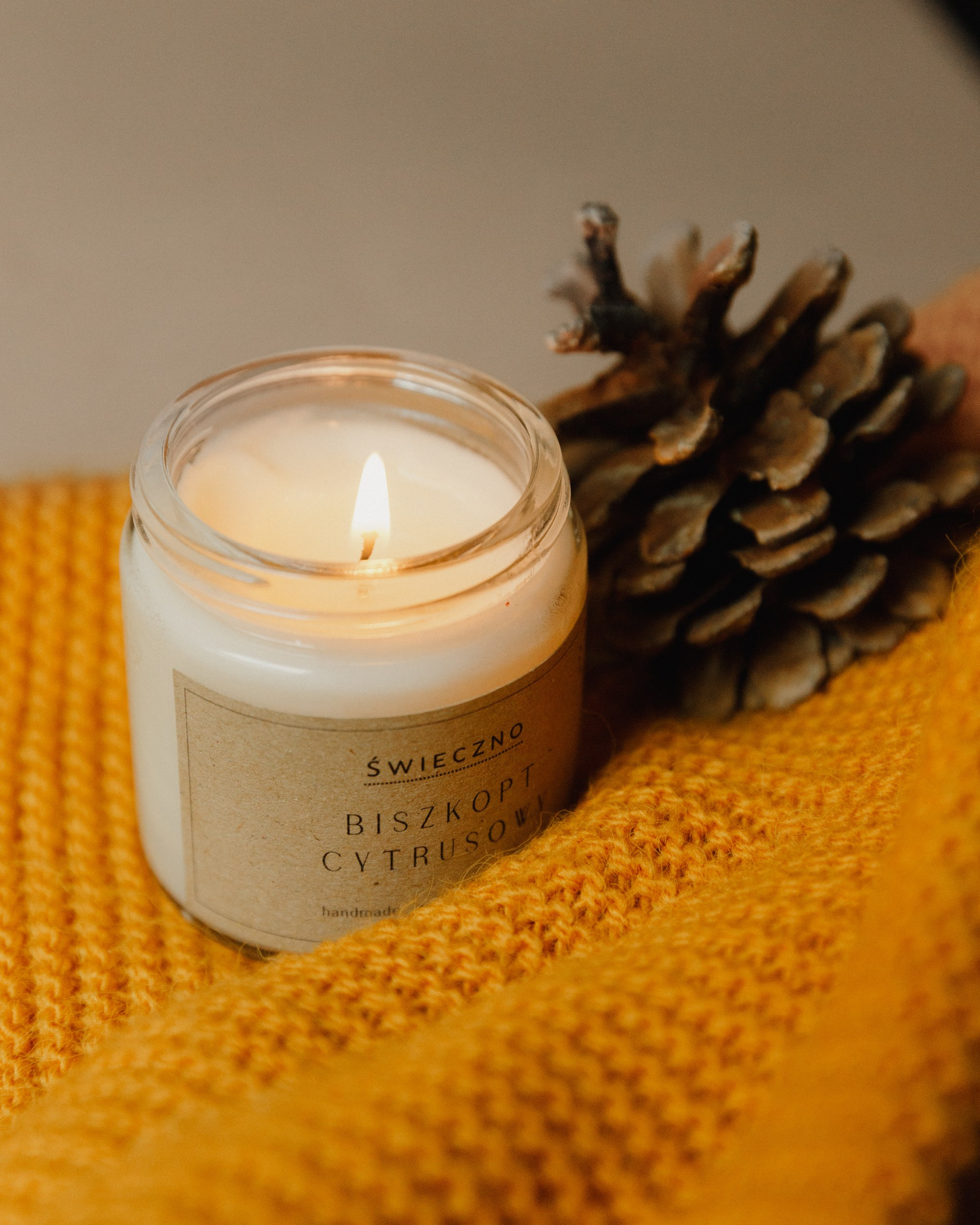 Candles | insta content. Kaja | fotograf we Wrocławiu | ludzie i psy