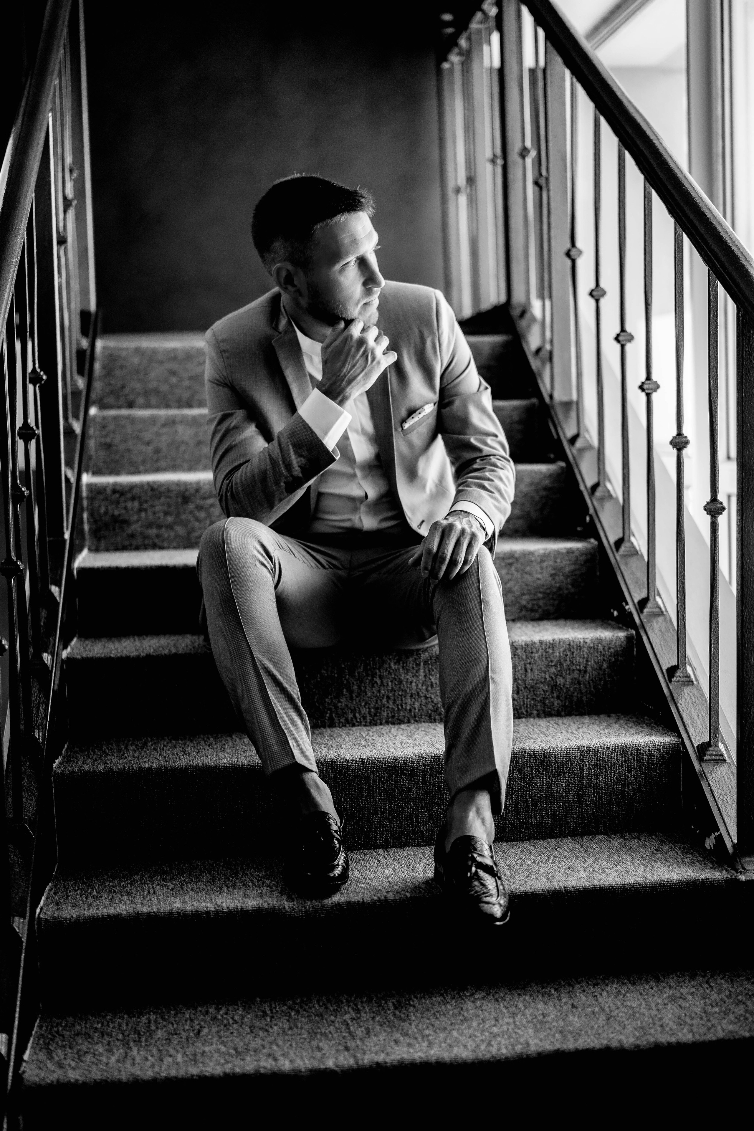 Der Bräutigam. Hochzeits- und Reportagefotograf für München, Regensburg, Deutschland RED LINE Media