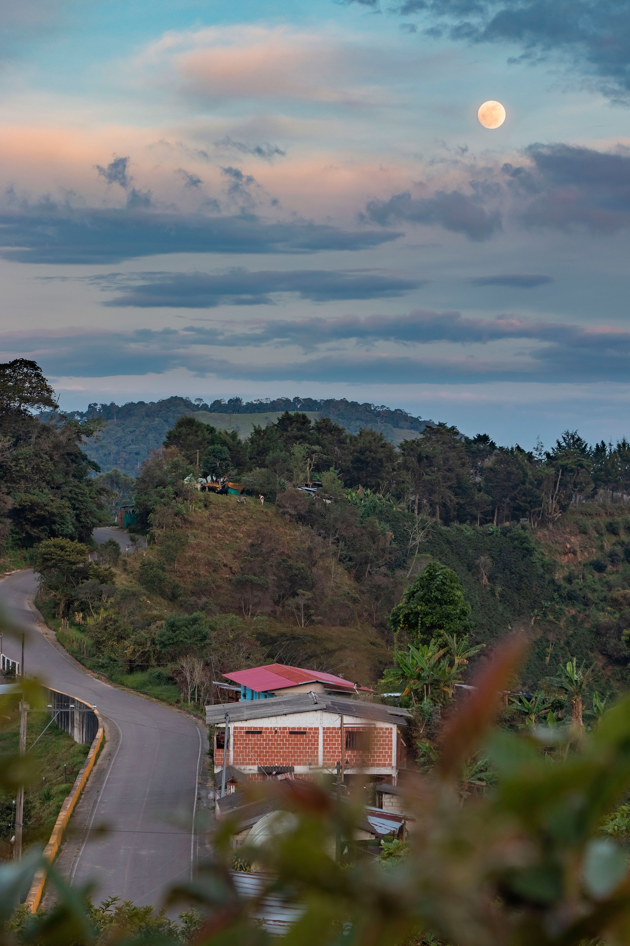 Salida de la lun llena entre paisajes de montañas