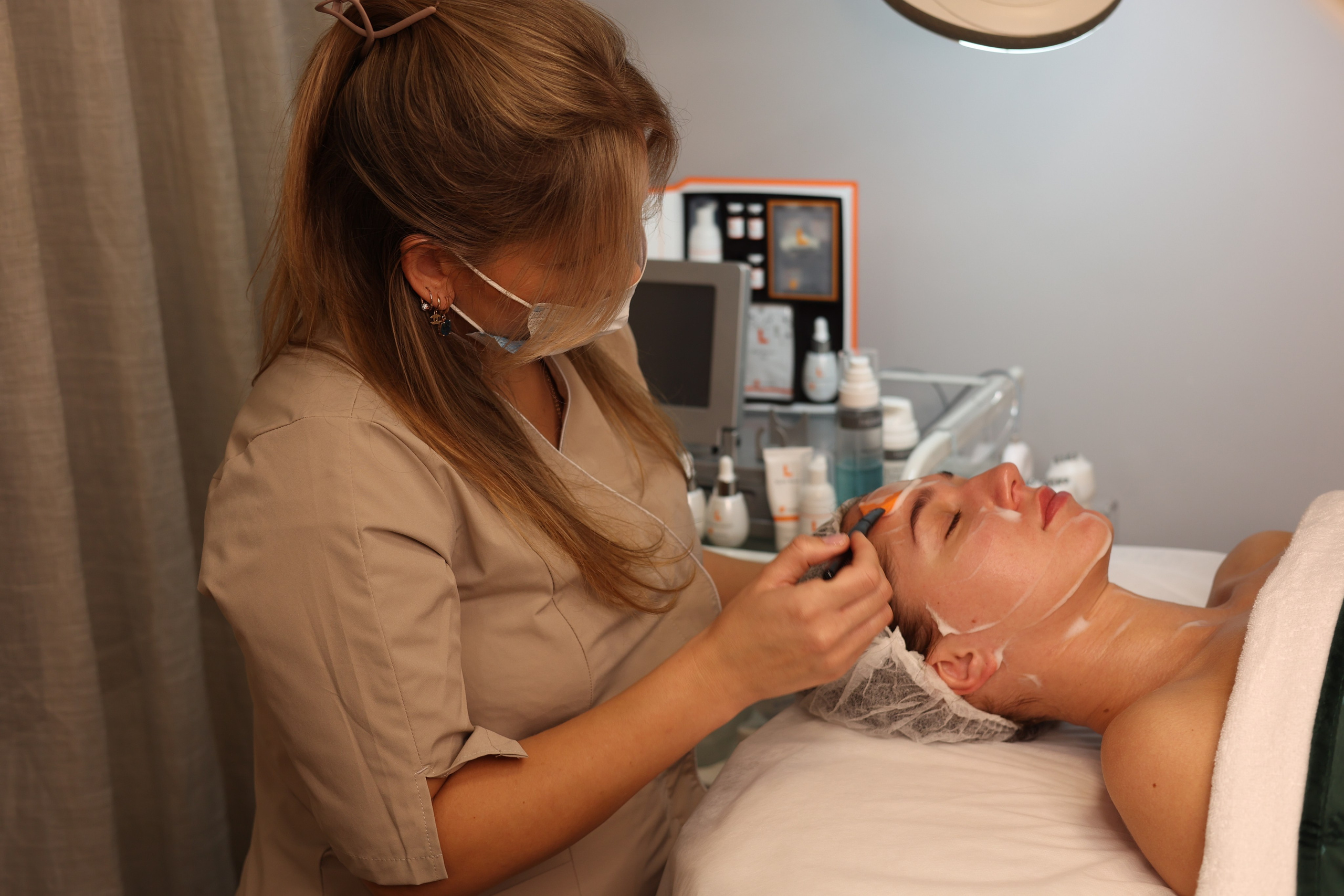 COSMETOLOGIST — Diana. Main