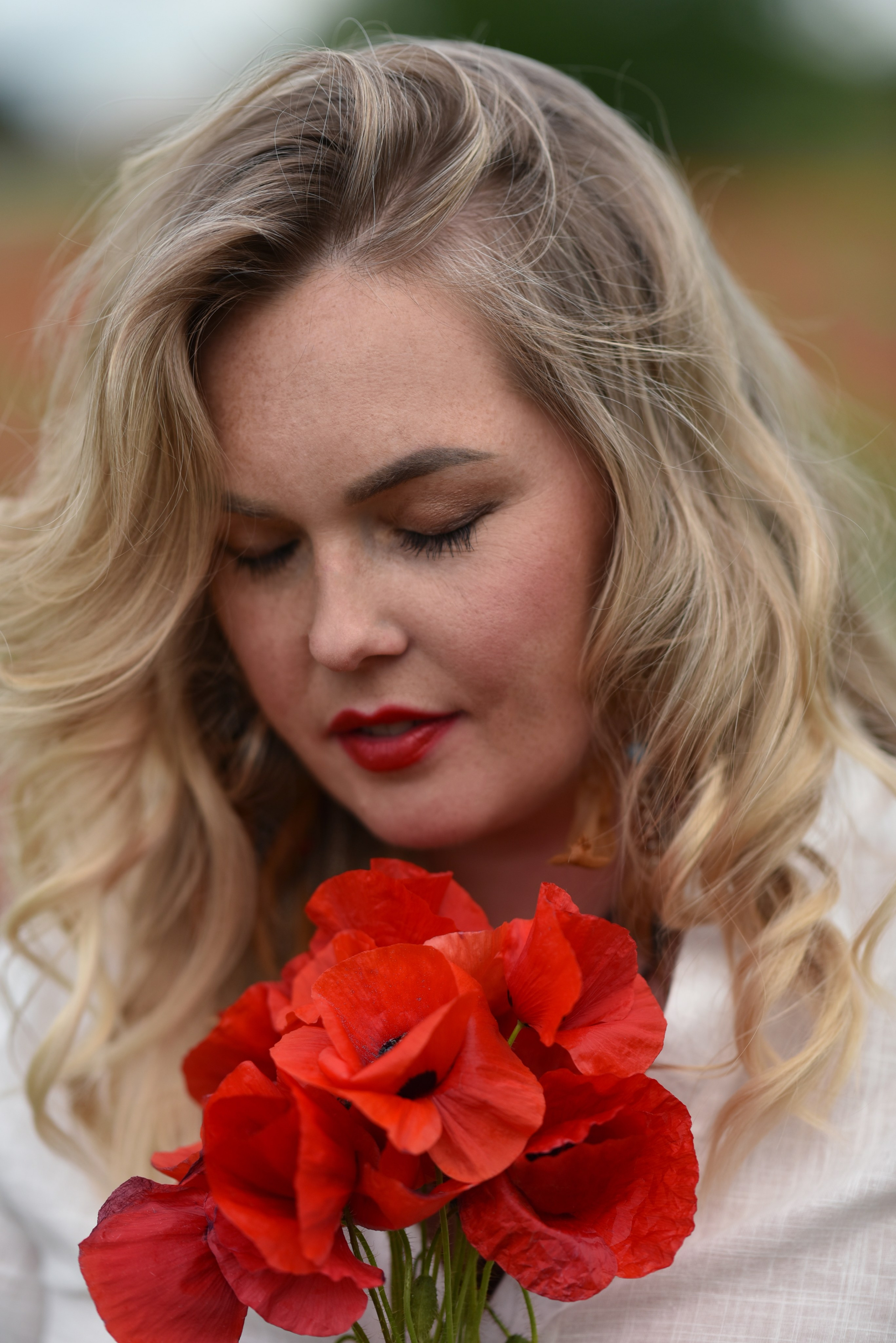 Séance photo dans un champ de coquelicots BEZIERS. Photographe Professionnel à Béziers et Montpellier – Mariages, Portraits et Vidéos Aériennes