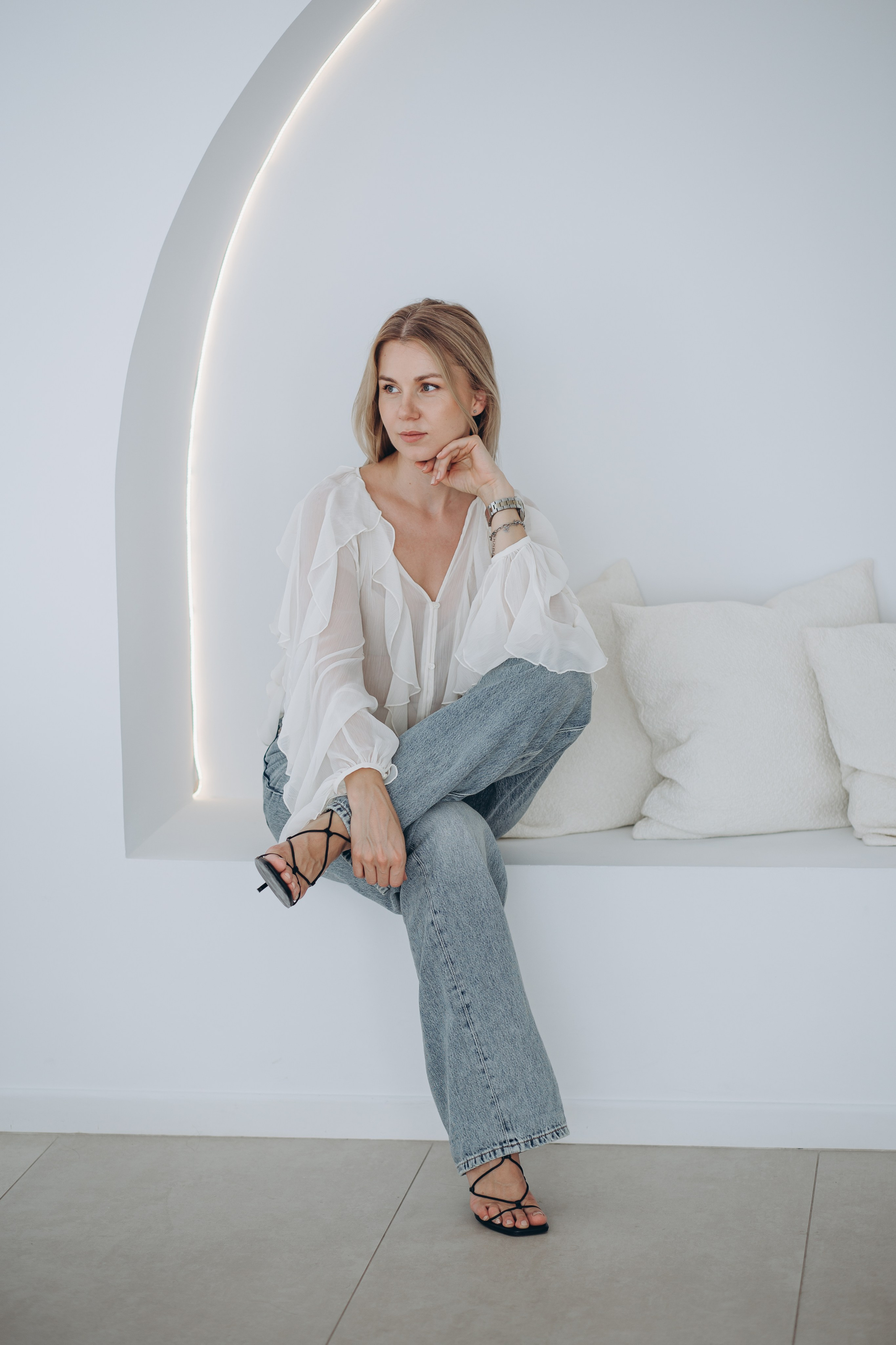 Современная женская портретная фотосессия в Валенсии, Испания, с элегантной женщиной в минималистичном белом интерьере с мягким освещением — идеально подходит для персонального брендинга, лайфстайл-фотографии и современных женских портретных сессий в Валенсии и Испании.