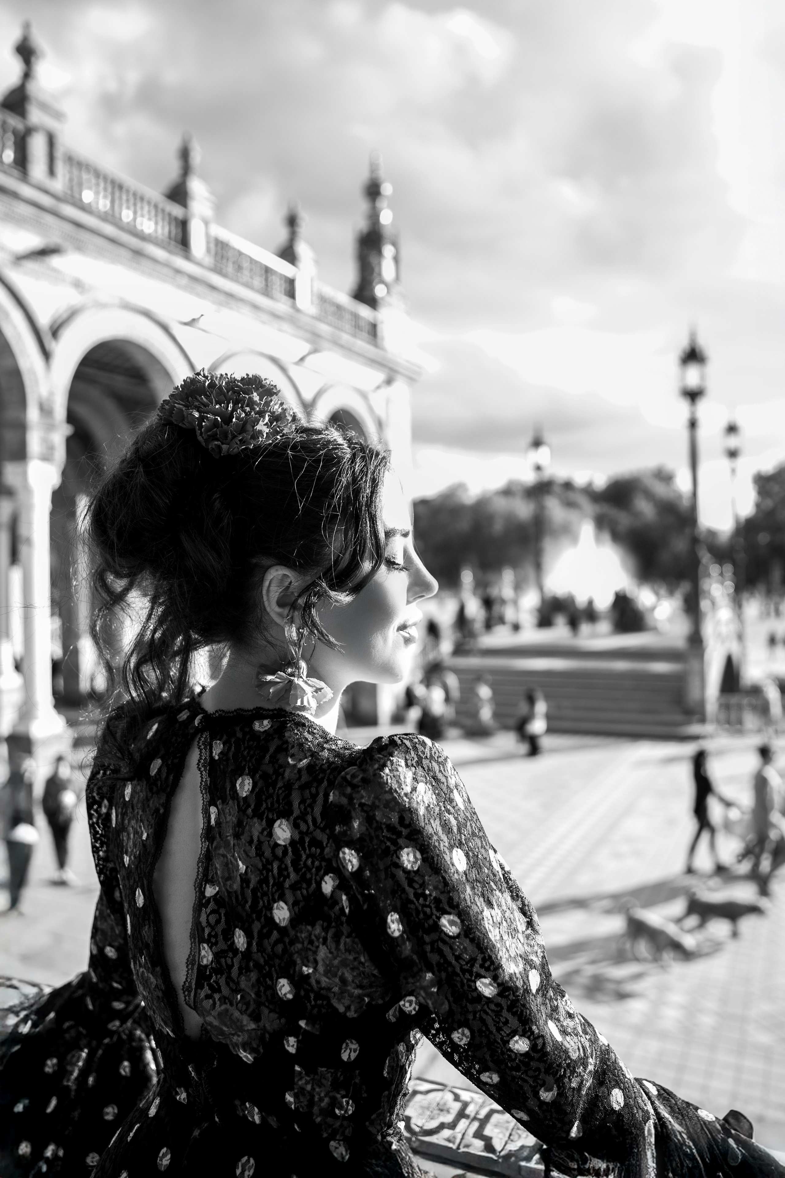 Элегантный чёрно-белый портрет женщины в традиционной испанской одежде на площади Испании в Севилье, Испания — идеально для демонстрации вечной и художественной портретной фотографии в Севилье для клиентов, ищущих культурные и стильные фотосессии в южной Испании.