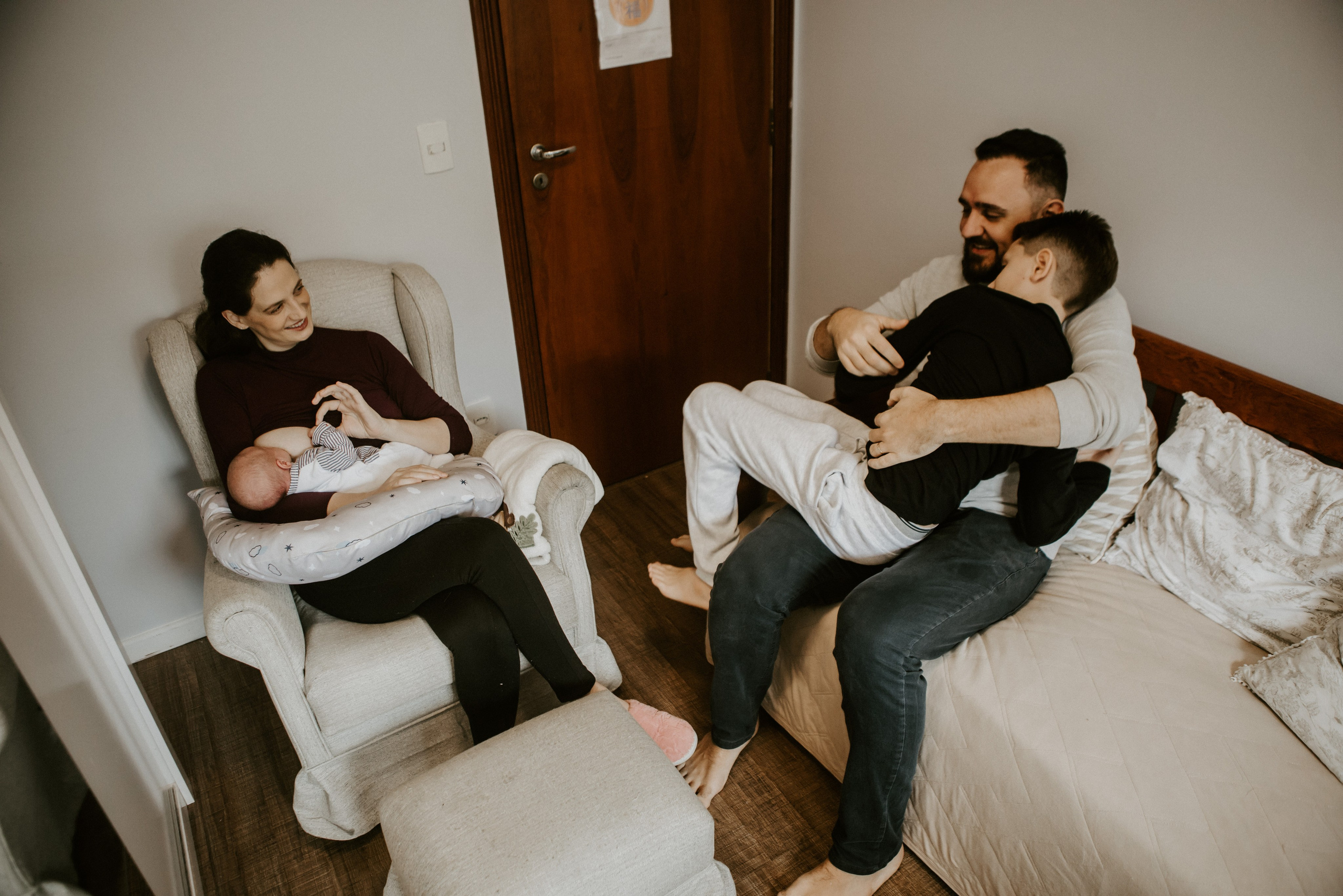 Bebê em casa. Fotógrafa de família
