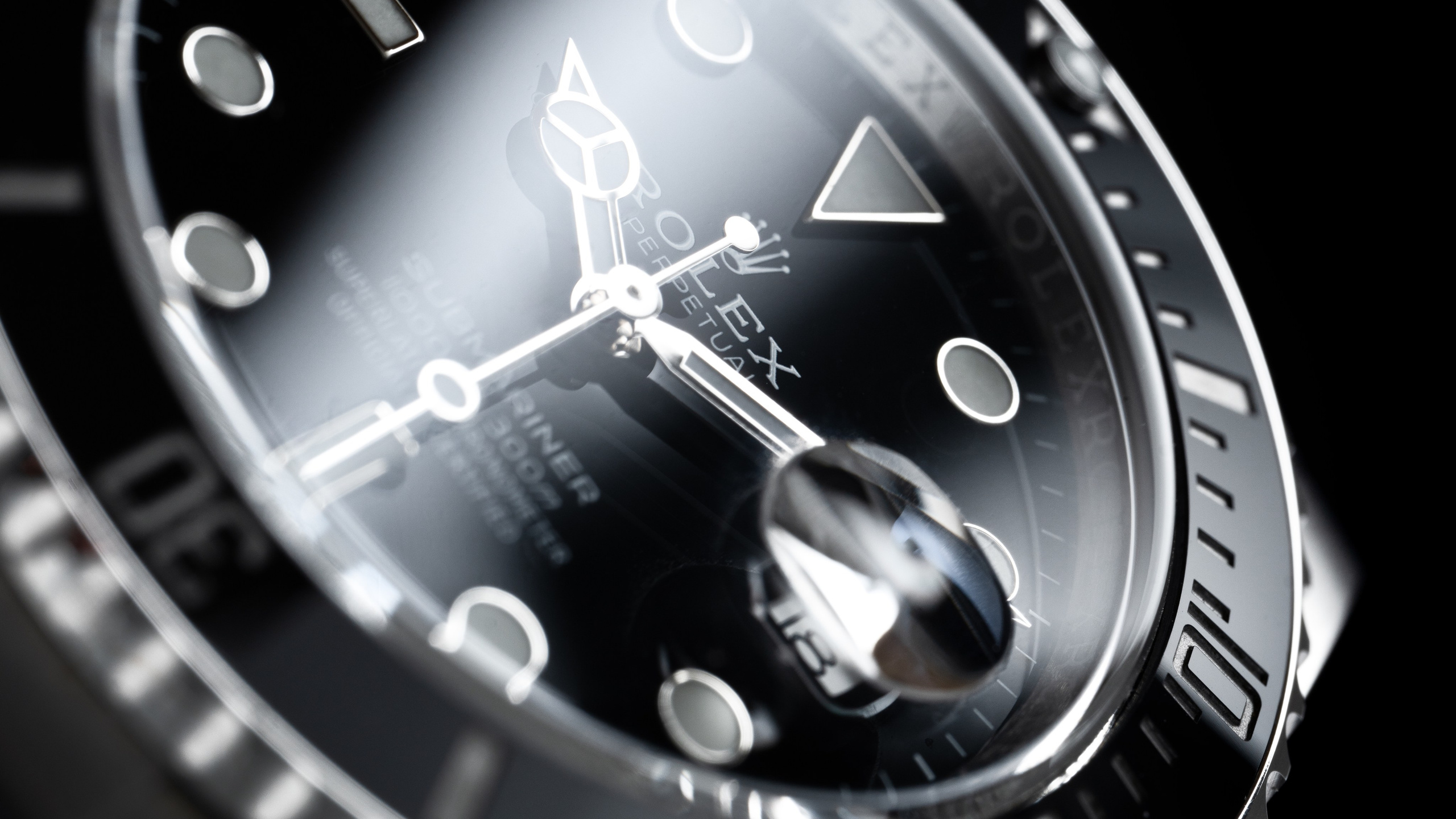 Fotografia produktowa zegarka w czarno-srebrnych barwach z naciskiem na detale tarczy. Profesjonalne zdjęcie reklamowe wykonane przez Focusiv Studio – fotografia zegarków i produktów premium, Gorzów Wielkopolski, Poznań, Szczecin, Wrocław, Zielona Góra.