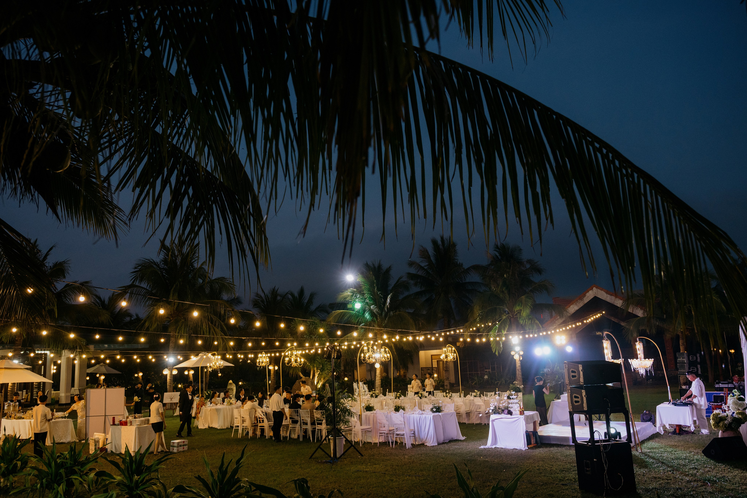 DIEU & THINH/Destination Wedding. Nhiếp ảnh gia đám cưới hàng đầu tại Thành Phố Hồ Chí Minh
