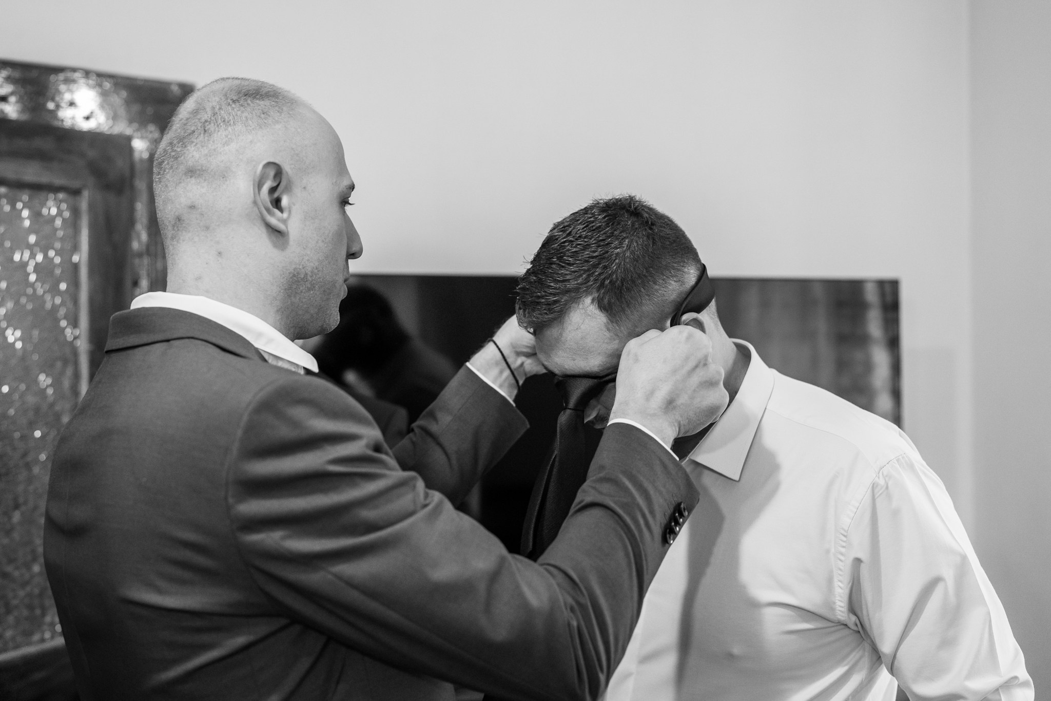 Poze instantanee si naturale la pregatirile mirelui