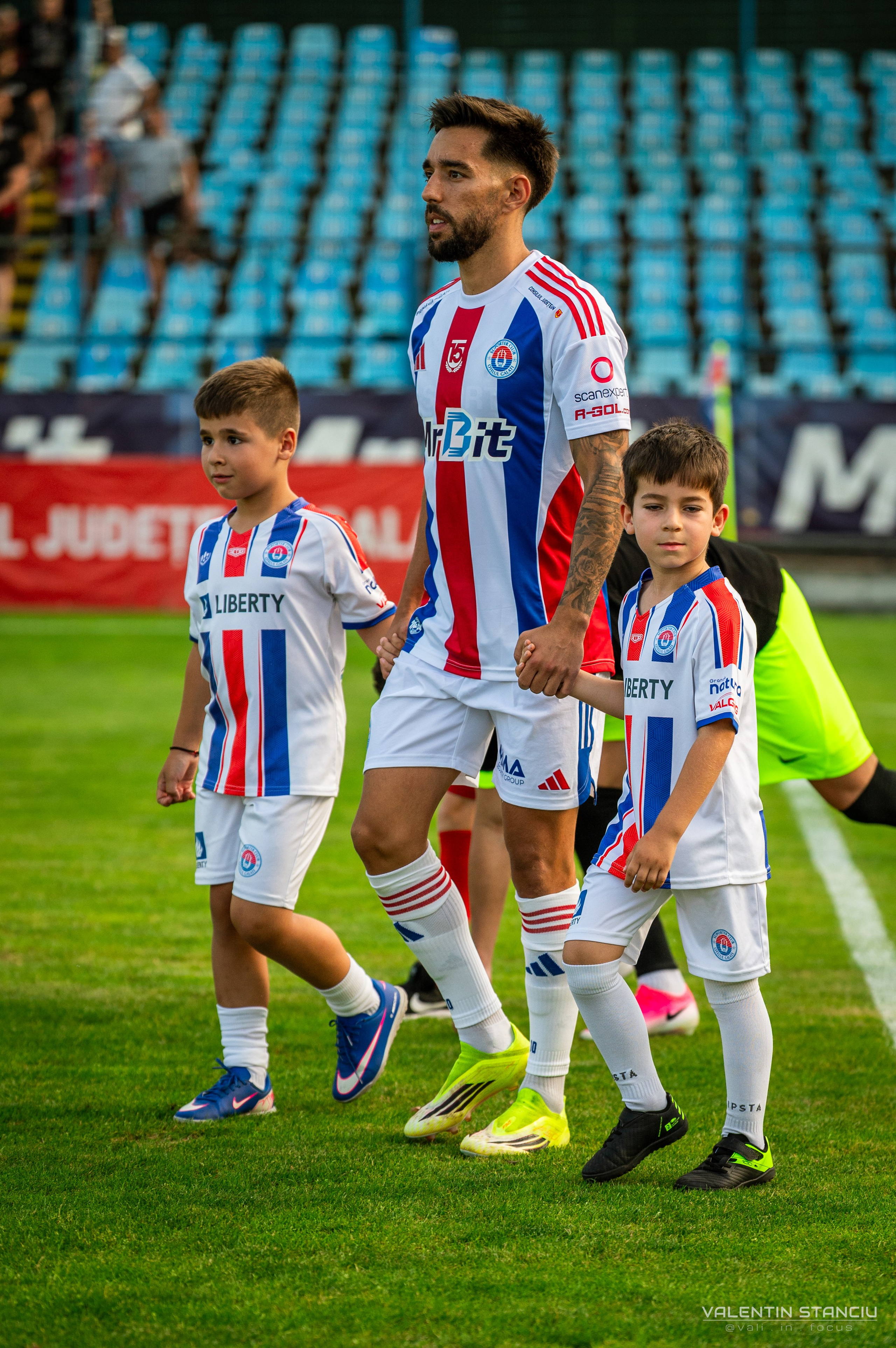 Otelul Galati — CFR Cluj. Fotograf de Sport, Portret, Produs, Corporate, Cultural și Evenimente în Galați | Valentin Stanciu