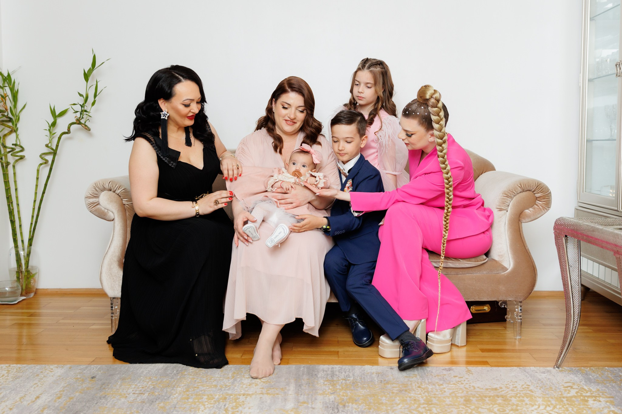 Fotografie de grup cu bebelusul botezat si familia lui.