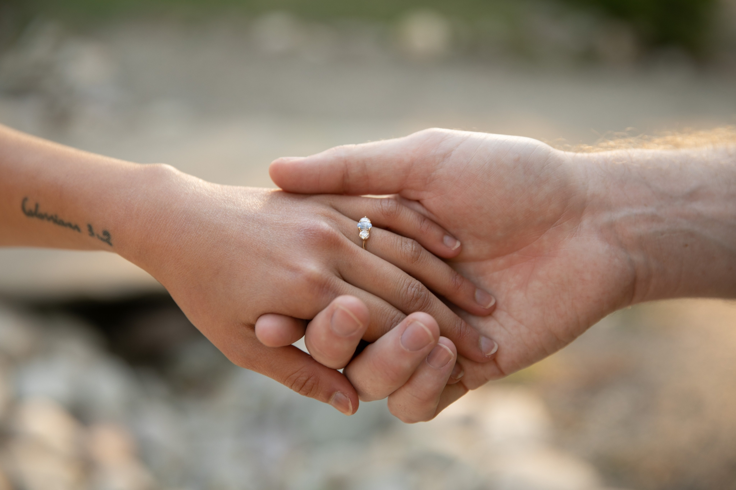 Cian & Phobe — Engagement Photos. Fotografía accesible en Calgary