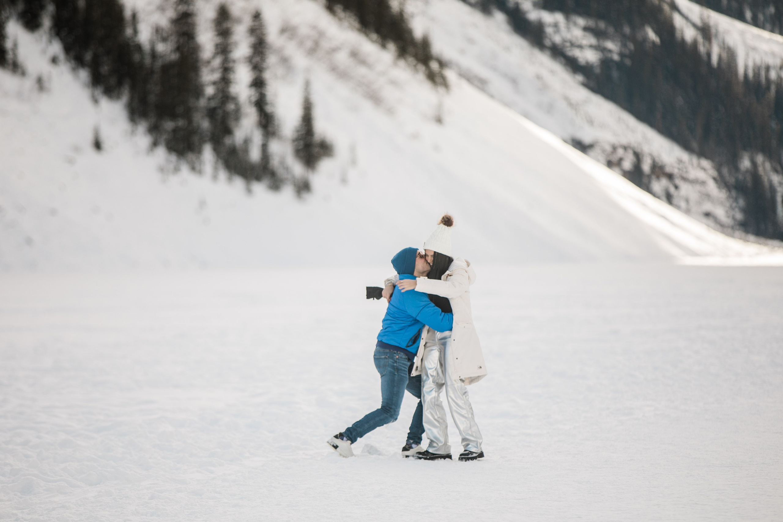 A & M — Lake Louise Engagement. Fotografía accesible en Calgary