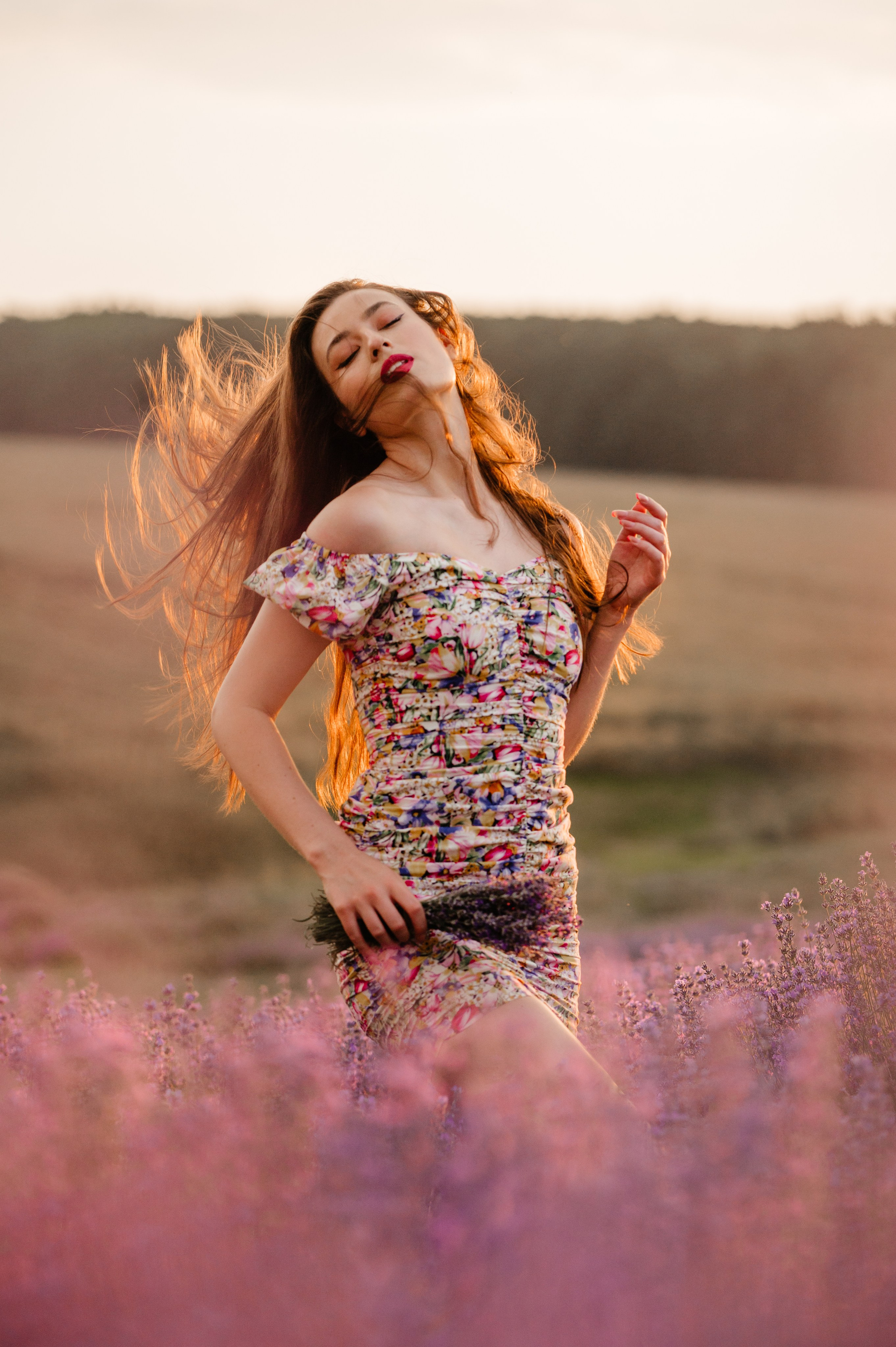 Sedinta foto in lanul de lavanda. Proud Vision Weddings | Wedding Photography & Film — Servicii profesionale Foto Video Nunta Iasi