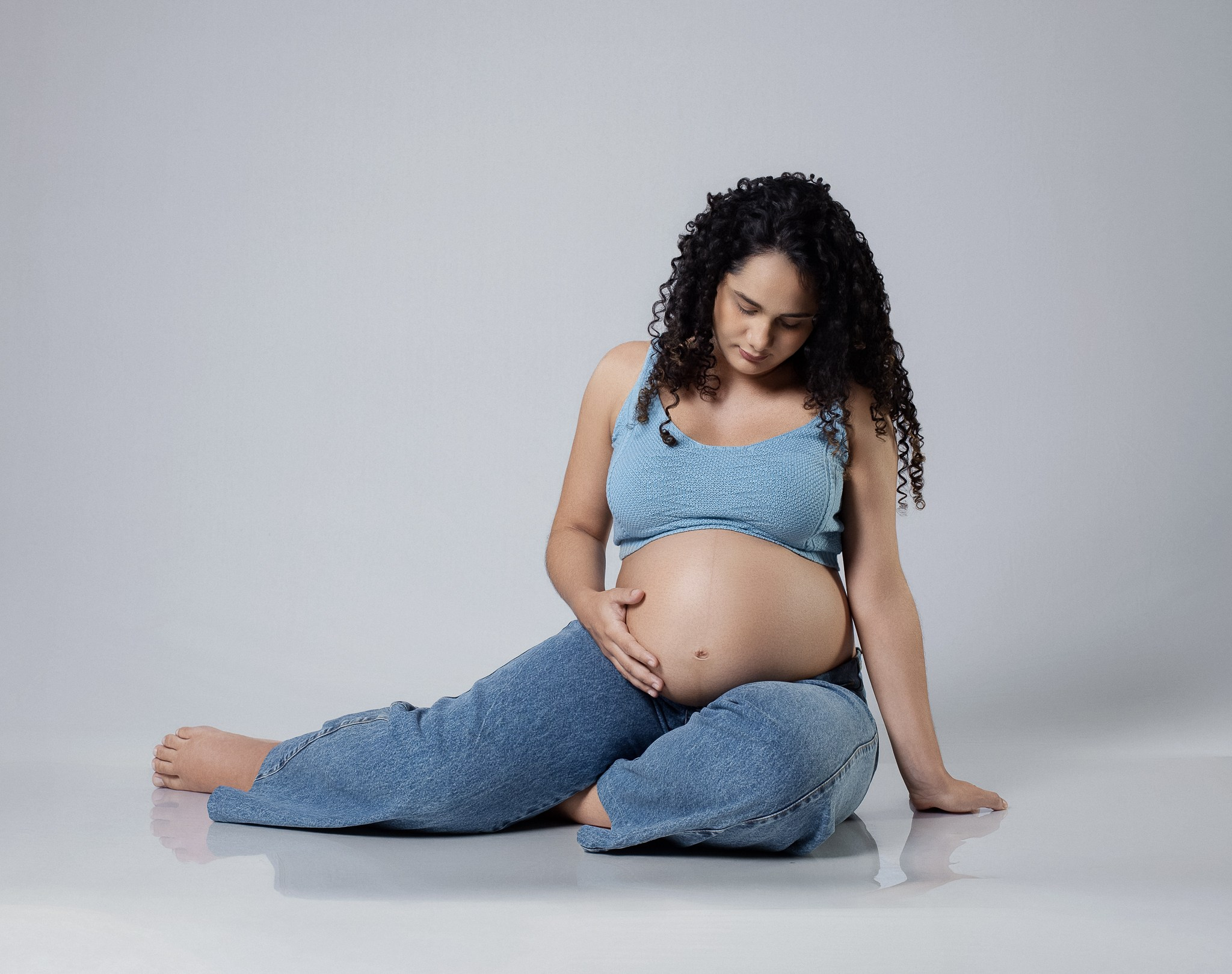 ensaio-gestante-deyse-estudio-sao-miguel-dos-campos-al-sentada-chao-natural