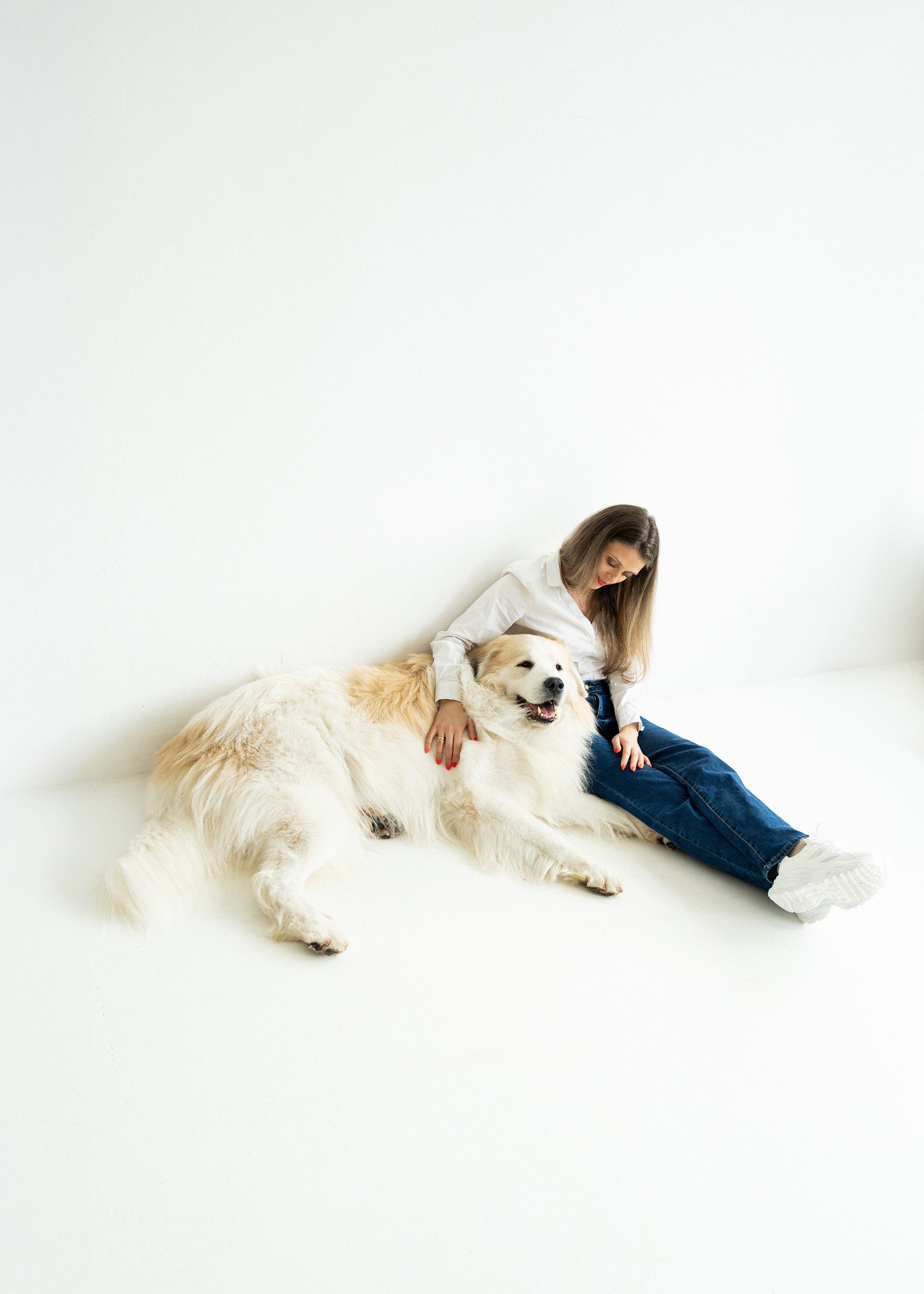 Poros ir jų šuns fotosesija studijoje Vilniuje. Vita Klimaševska ○ Fluffy Soulmate Photography