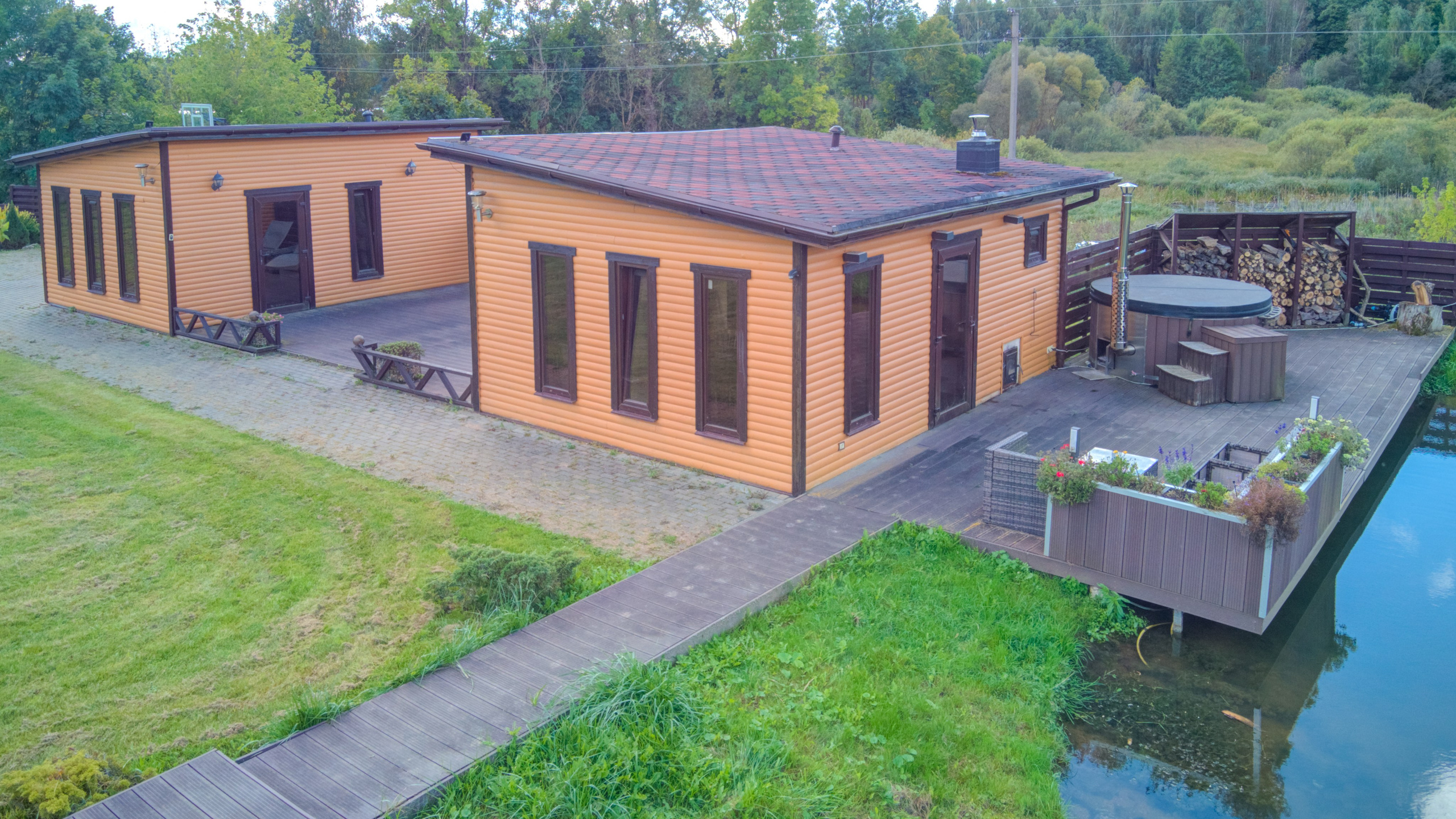 Sadyba Vinliaus r. prie ežero. Elina Sapiega fotografė Vilniuje