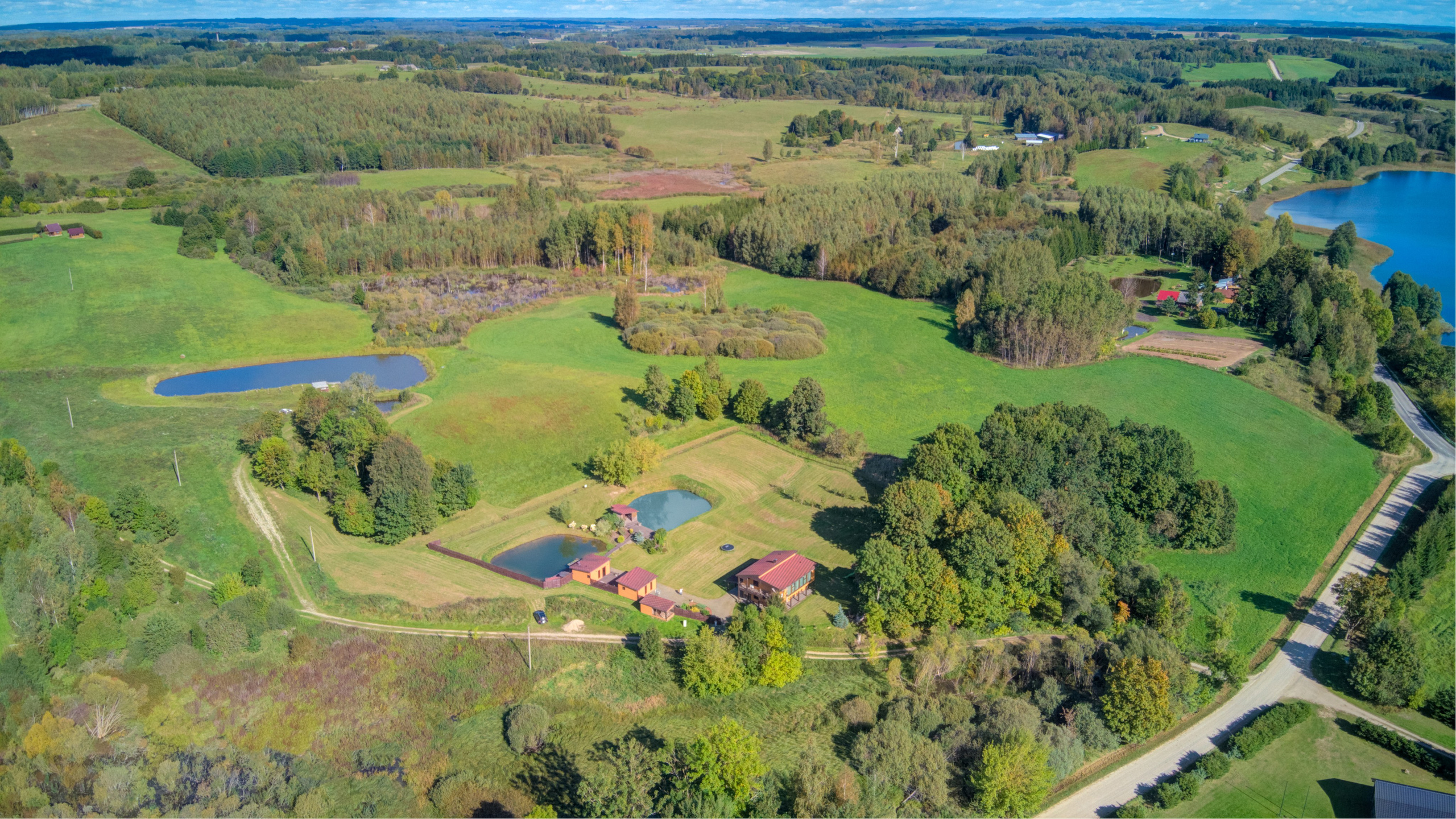 Sadyba Vinliaus r. prie ežero. Elina Sapiega fotografė Vilniuje