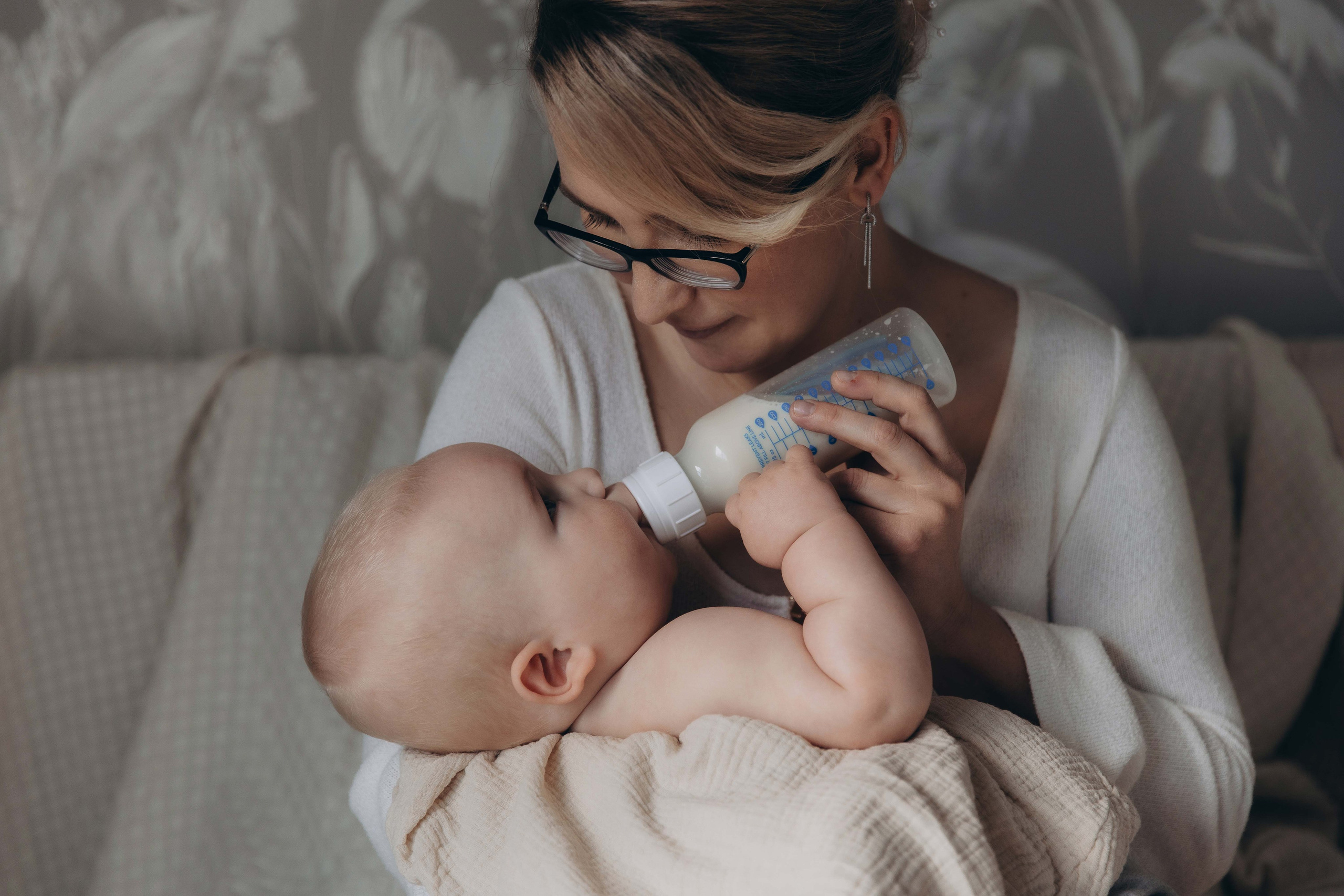 At-Home Baby Photoshoot — First Months of Life in a Cozy Home. Family and children’s photographer in Chicago