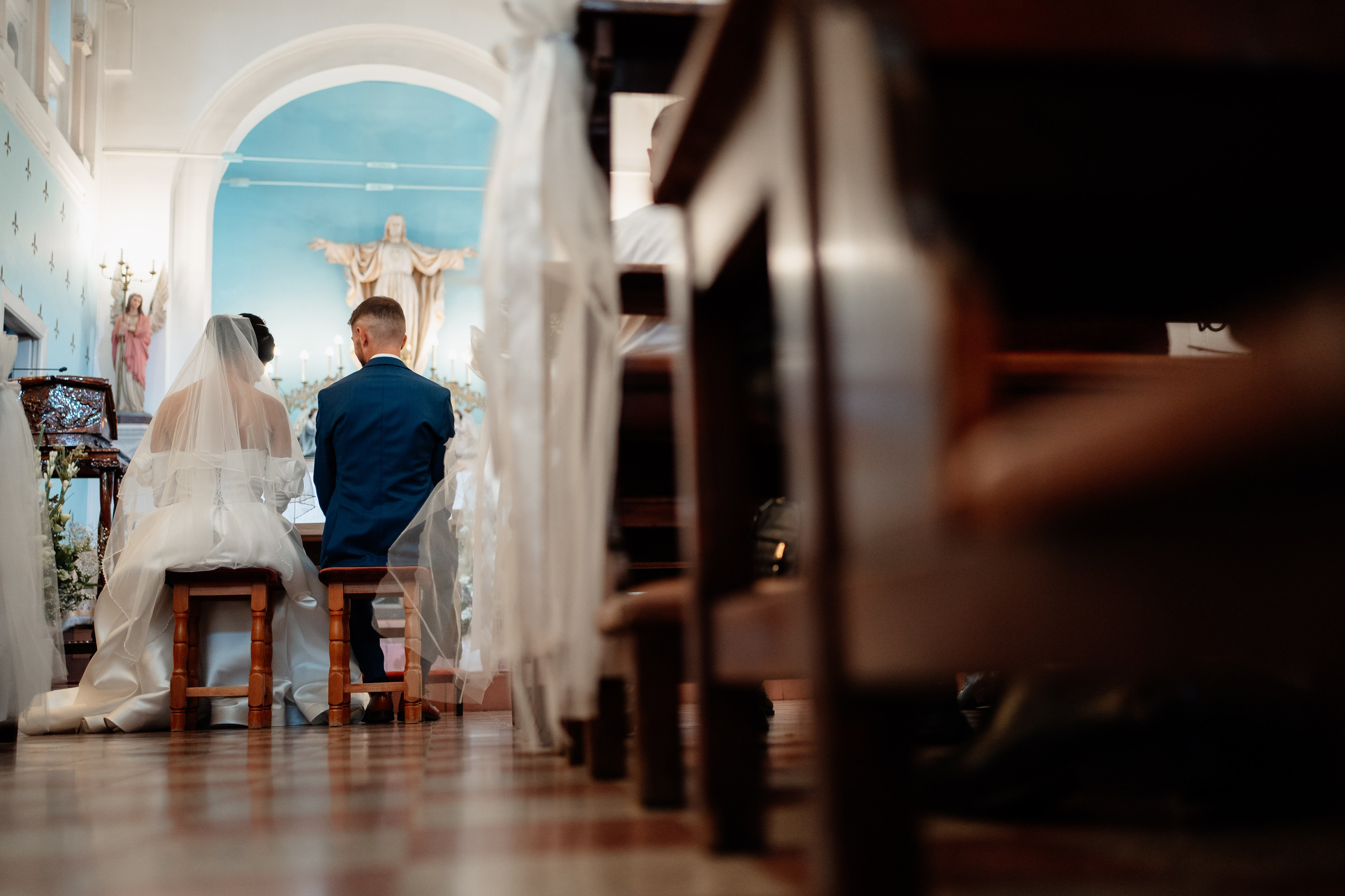 Moment emoționant între miri în ziua nunții, surprins într-un cadru natural și romantic, in Bucuresti. Fotografie de nuntă profesională, editată artistic pentru a evidenția emoția și eleganța evenimentului.