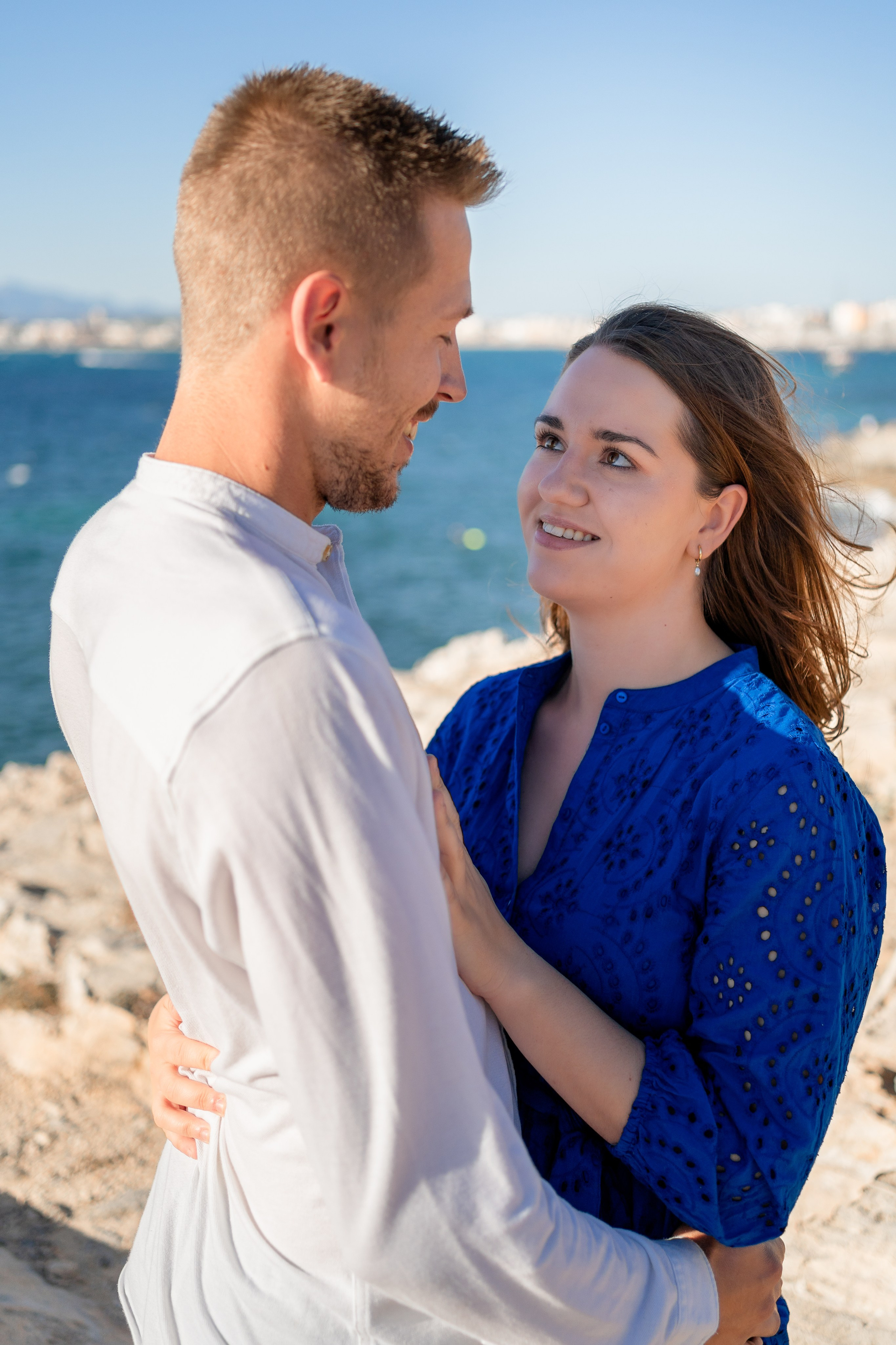 Romantischer Heiratsantrag auf Mallorca – Überraschung am Meer. Deine Fotografin auf Mallorca für Familien und Business