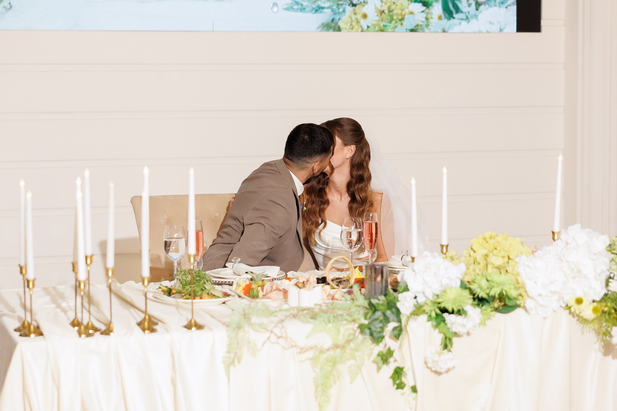 Eugen & Livia — Grand Elysee — Wedding Day. Servicii Foto și Video 067188353