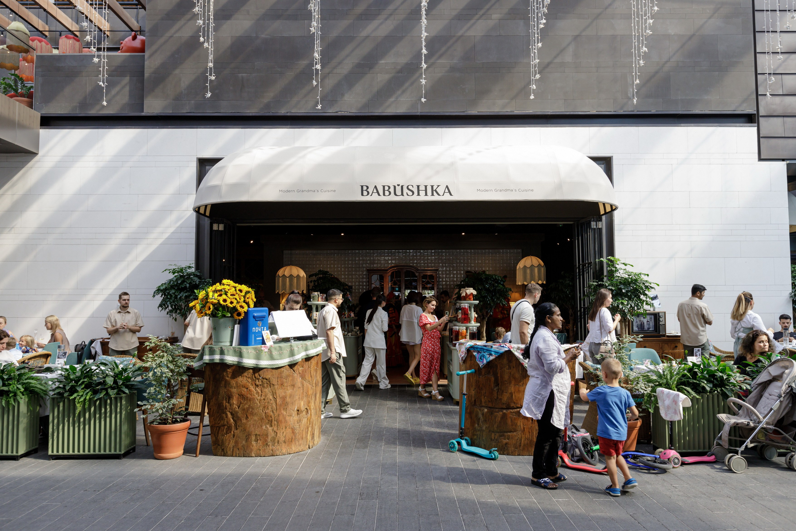 Maslenitsa at Babushka Restaurant, Dubai 2024. Photographer Anna Curly | Weddings and Events in Dubai