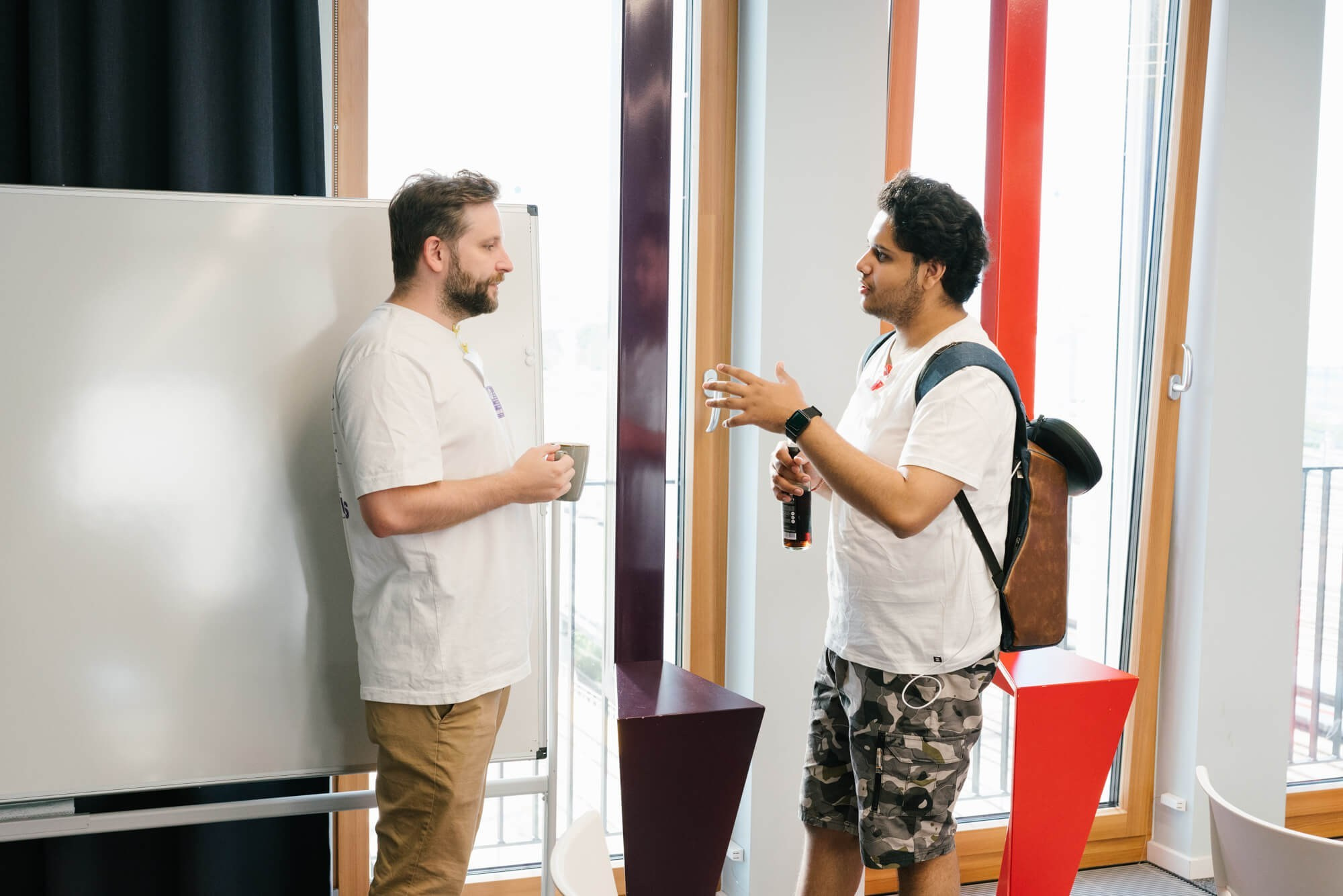 Teilnehmende im Gespräch bei einem Google Developer Groups Event in München