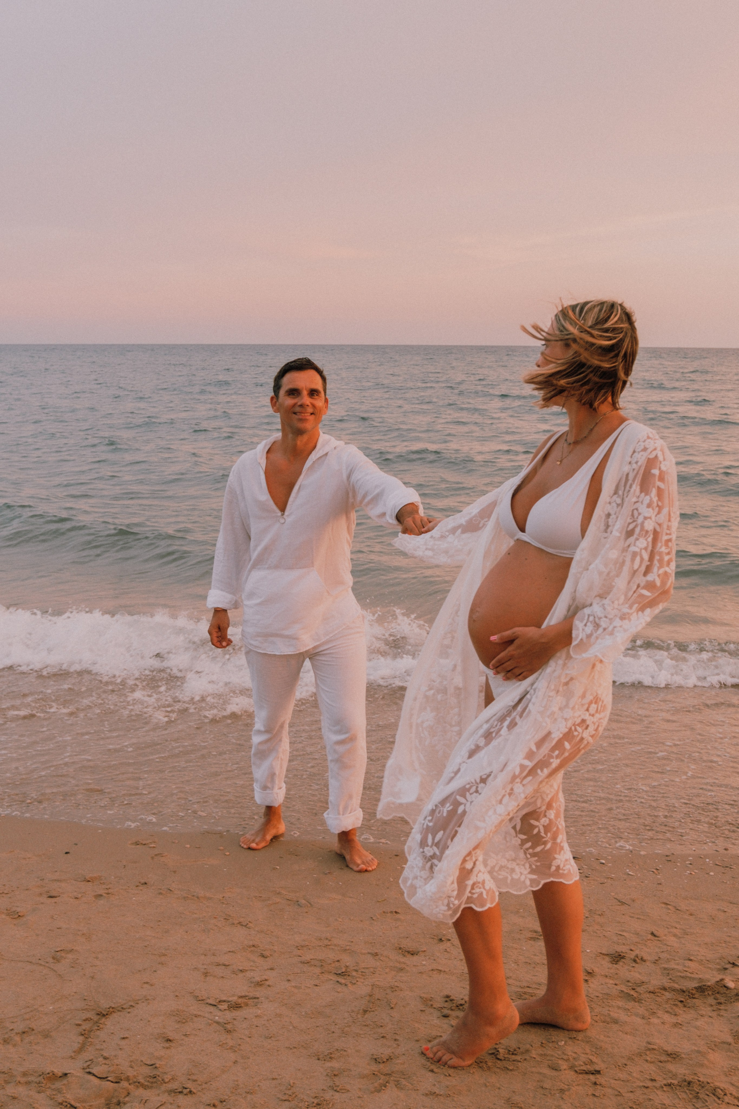 Sesión embarazo en la playa. Fotografía profesional en Calafell - Elena Medvedeva