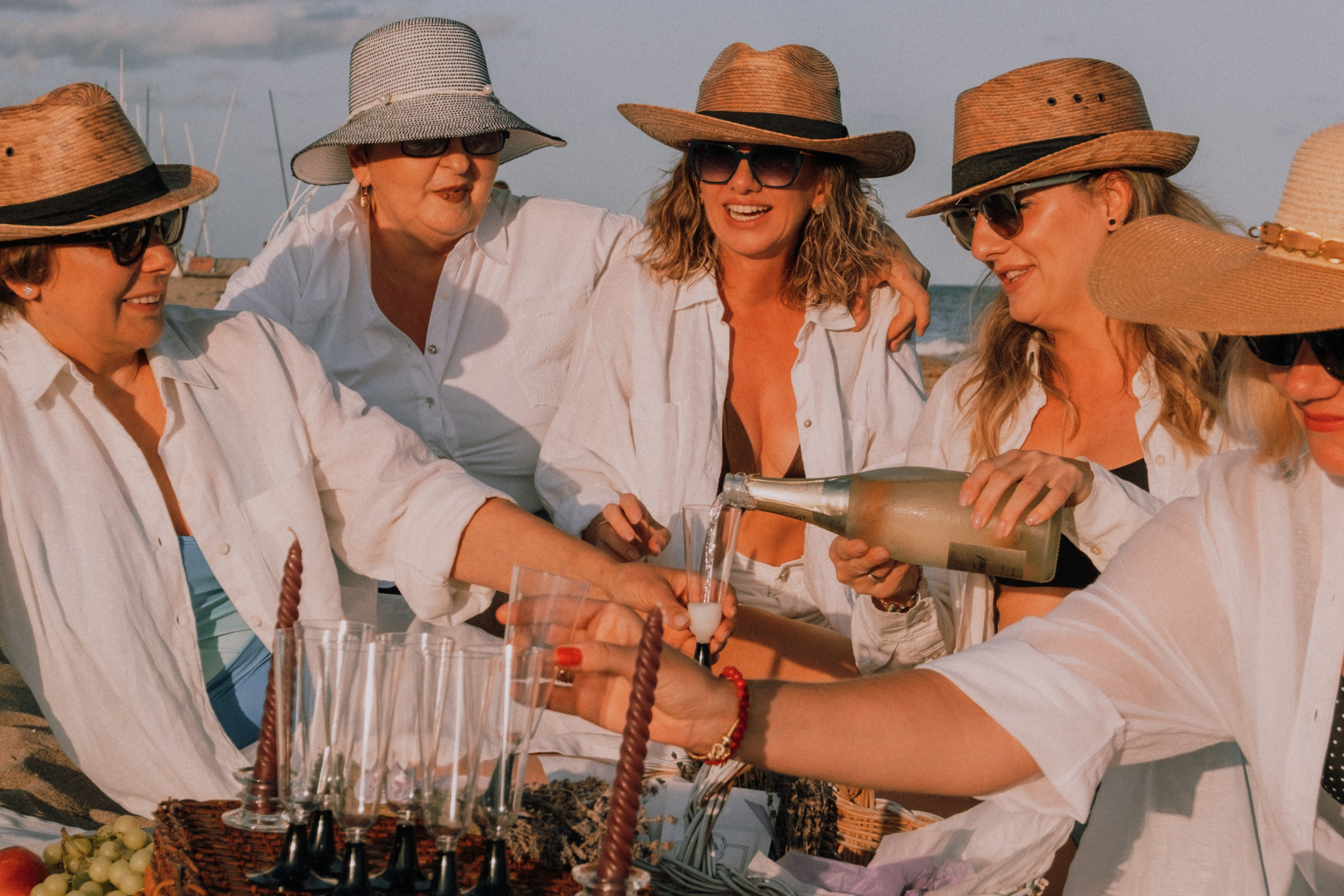 Sesión de amigas en la playa. Fotografía profesional en Calafell - Elena Medvedeva