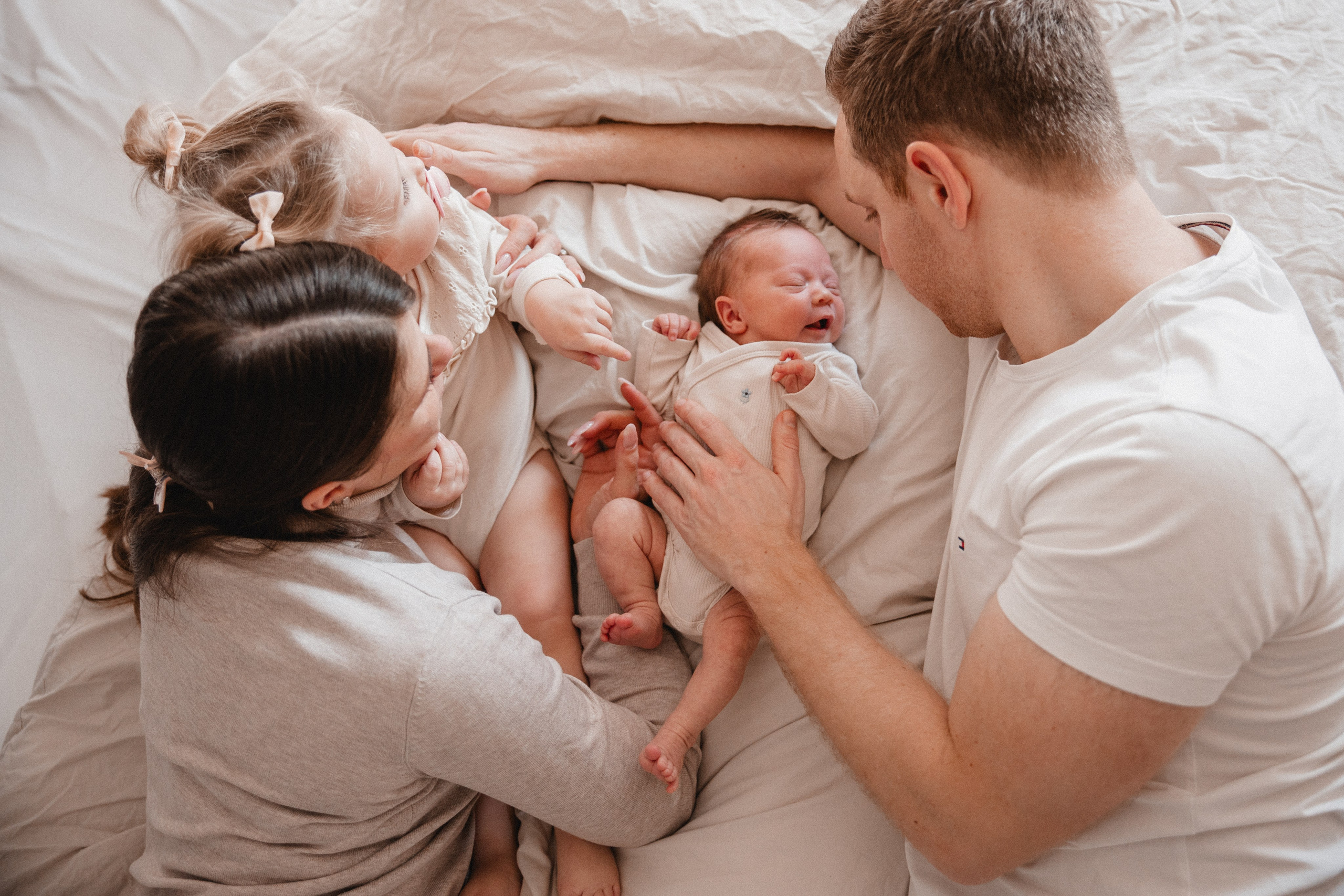 Neugeborenenfotos Zuhause. Hochzeitsfotografie |Hochzeitsfotograf Bochum | Hochzeitsfotograf Dortmund | Hochzeitsfotograf Essen | Hochzeitsfotograf Ruhrgebiet