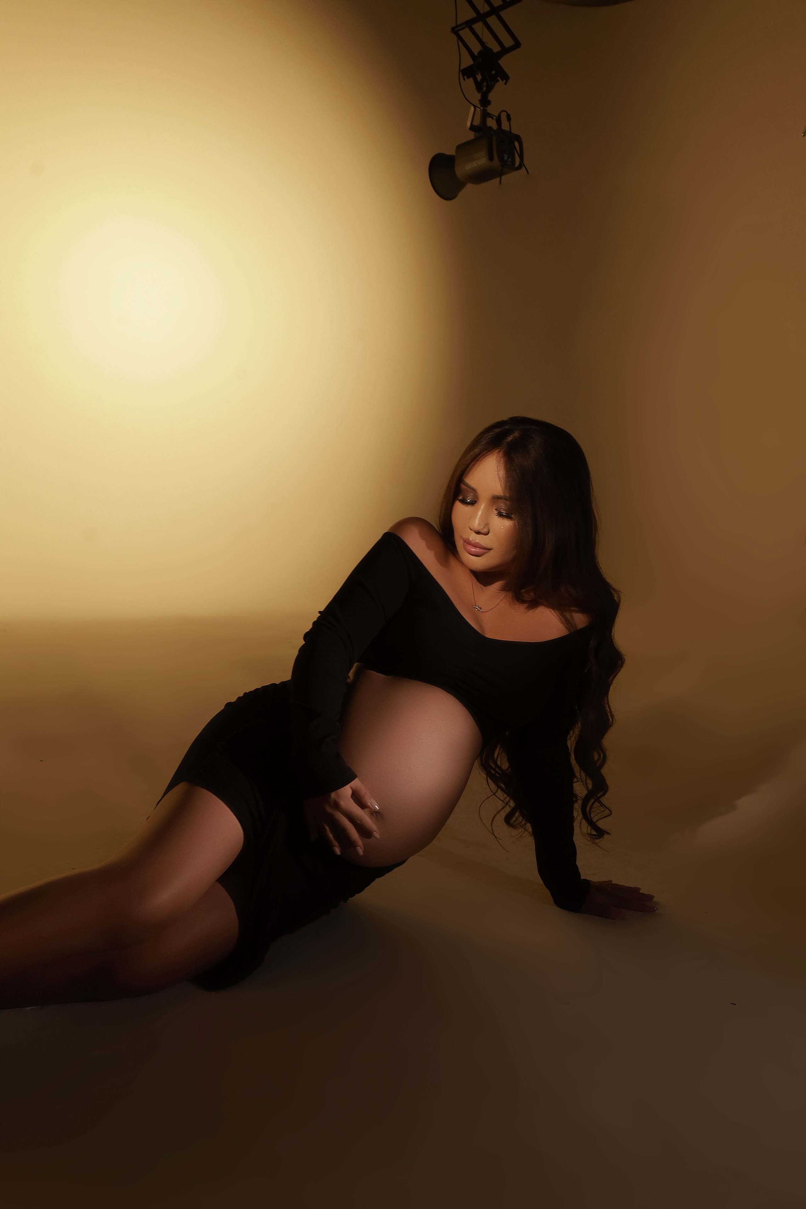 черная двойка.топ с длинными рукавами и юбка необычного кроя, мини с одной стороны,миди с другой. размер S