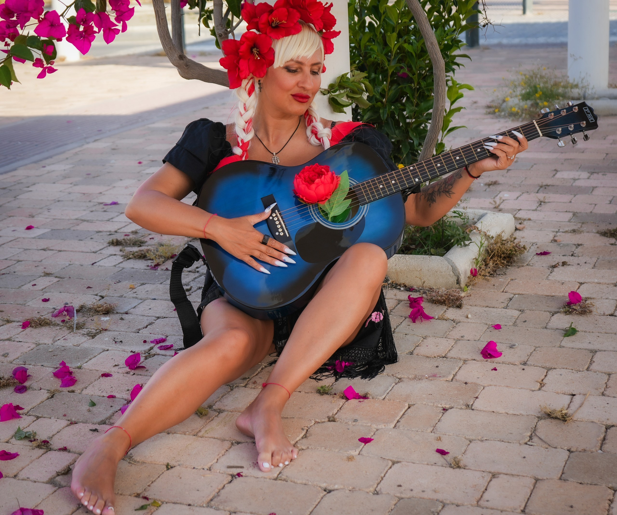 Español:Sesión fotográfica individual femenina con flores tropicales en la orilla de una playa tropical. Fotografías originales, hermosas y emotivas que crean una atmósfera única de descanso y naturaleza. ¡Reserva tu sesión única hoy mismo!English:Women’s individual photoshoot surrounded by tropical flowers on a tropical beach shore. Original, beautiful, and emotional photos that create a unique atmosphere of relaxation and nature. Book your unique session today!