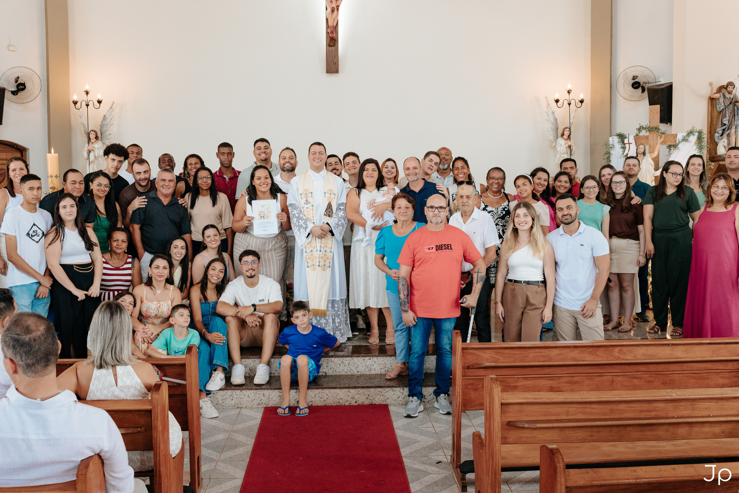 Família tirando fotos em igreja