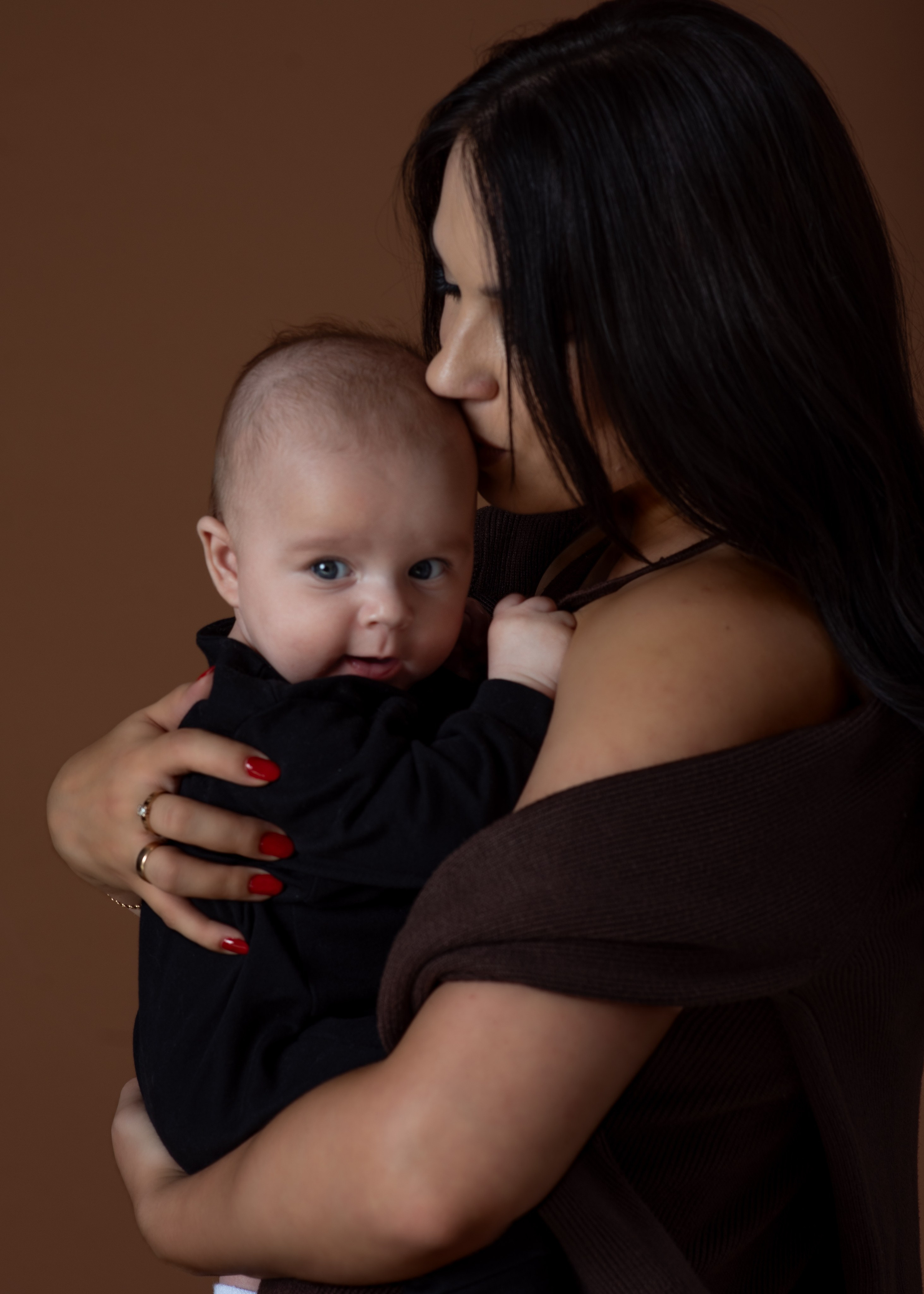 Живые эмоции, объятия, радость и искренние моменты Ваших поколений. Я — семейный фотограф в Анталии, создаю тёплые и естественные фотографии для Вашей семьи