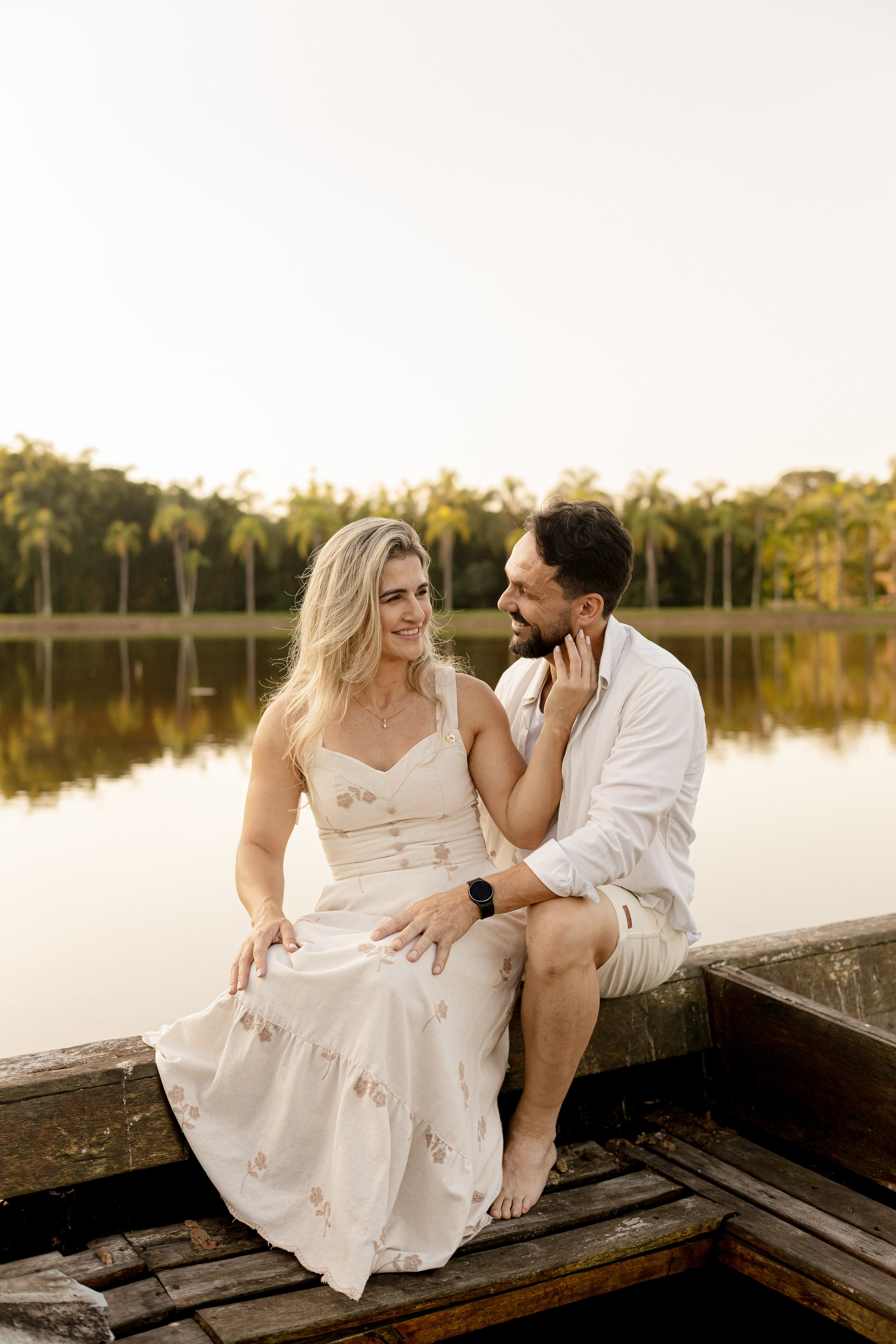 Ensaio Pré-Wedding no Interior Paulista com Lago, Areia e Pôr do Sol | Studio Melk. Tela cheia