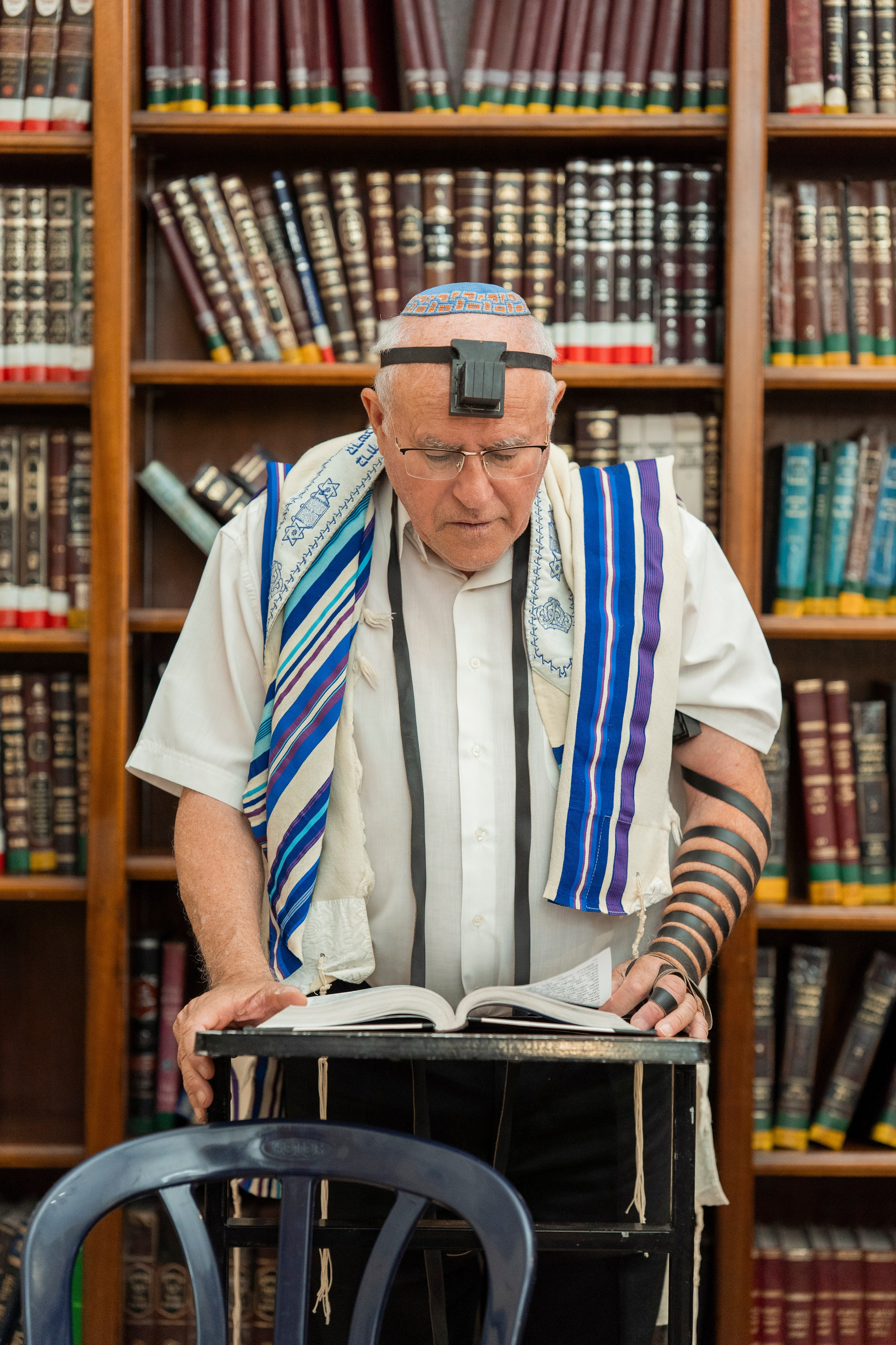 הנחת התפילין רפאל לוי. יוסף מזרחי צילום חתונה, ברית וזוגיות. צלם מקצועי שאוהב להוציא אתכם הכי יפים ברגעים הכי מרגשים